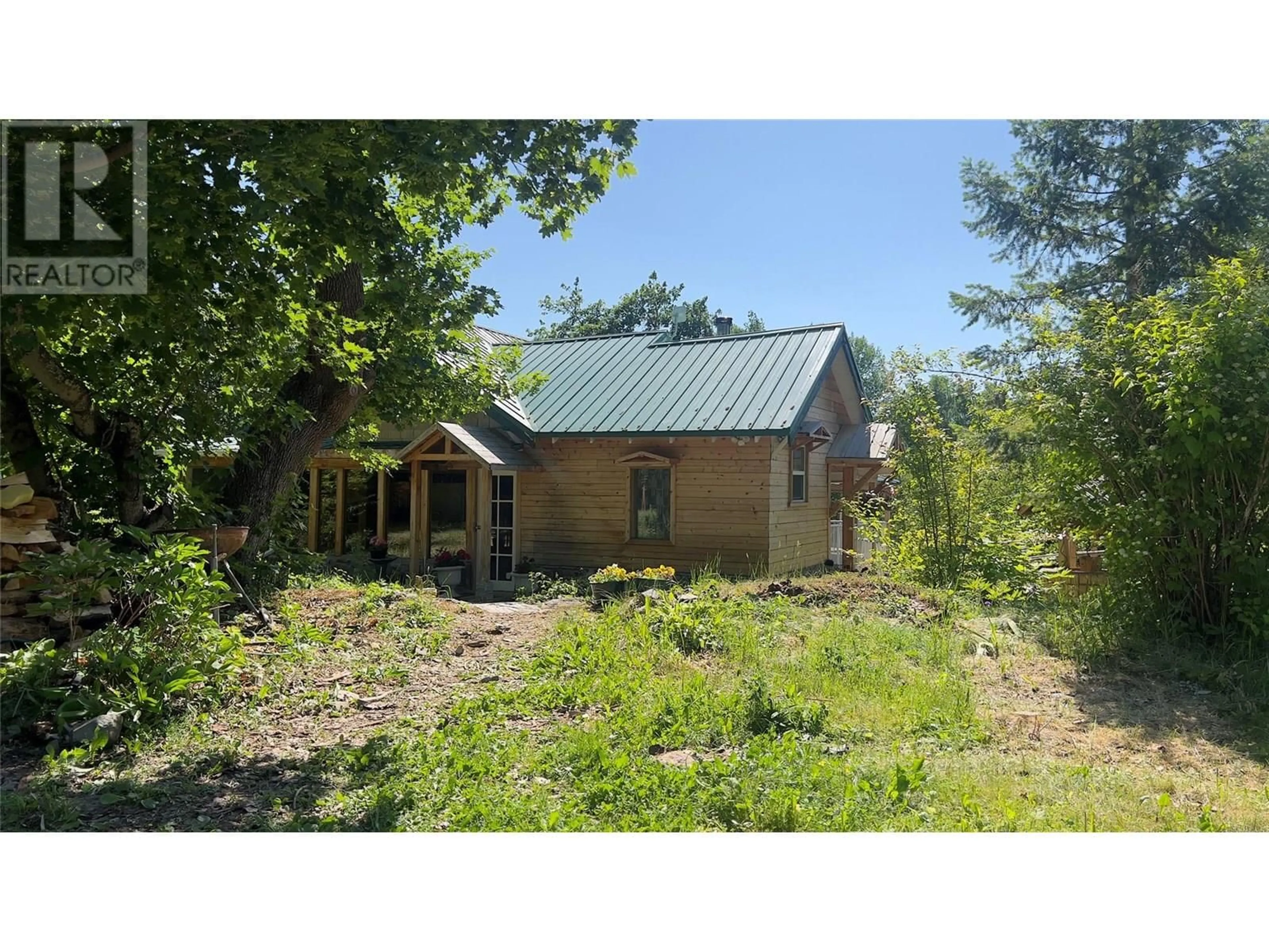 A pic from outside/outdoor area/front of a property/back of a property/a pic from drone, building for 617 PAYNE STREET, Creston British Columbia V0B1G6
