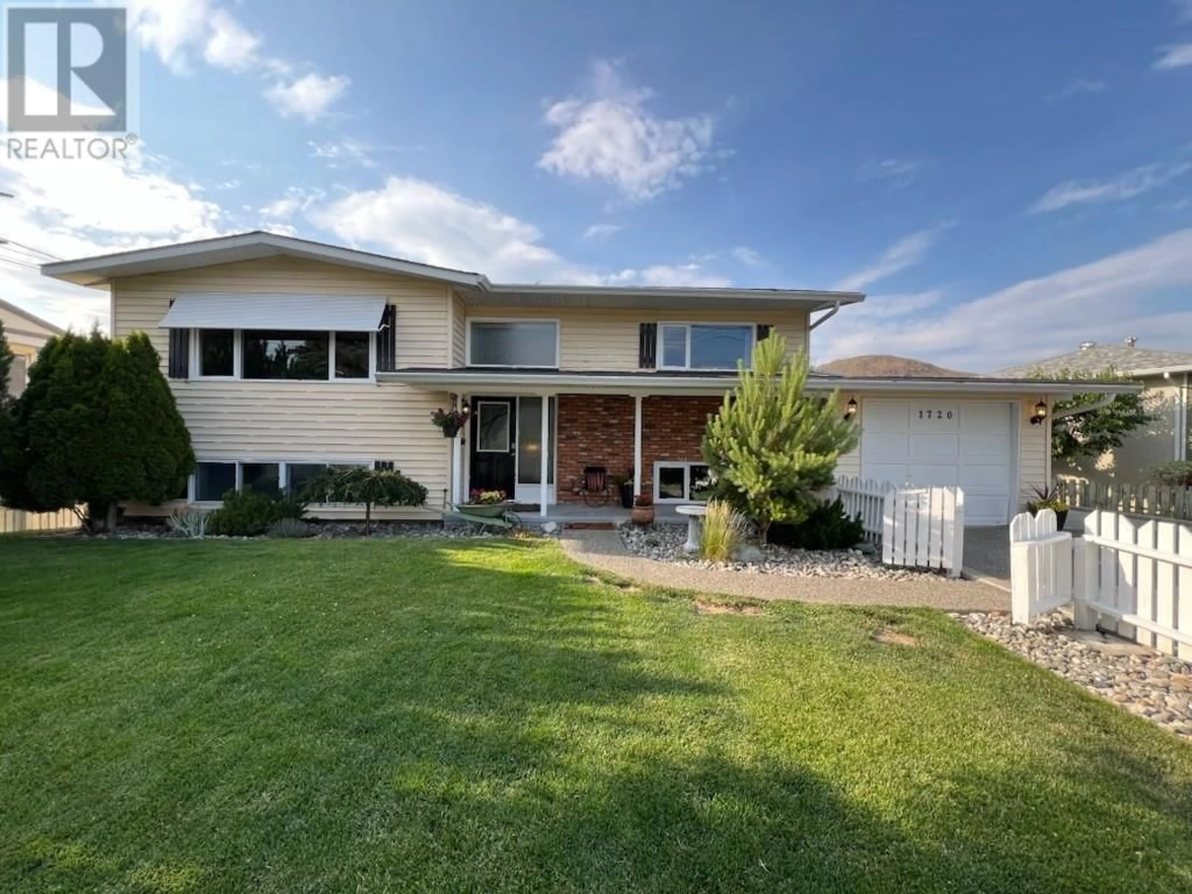 Home with vinyl exterior material, street for 1720 FLEETWOOD AVENUE, Kamloops British Columbia V2B4R3