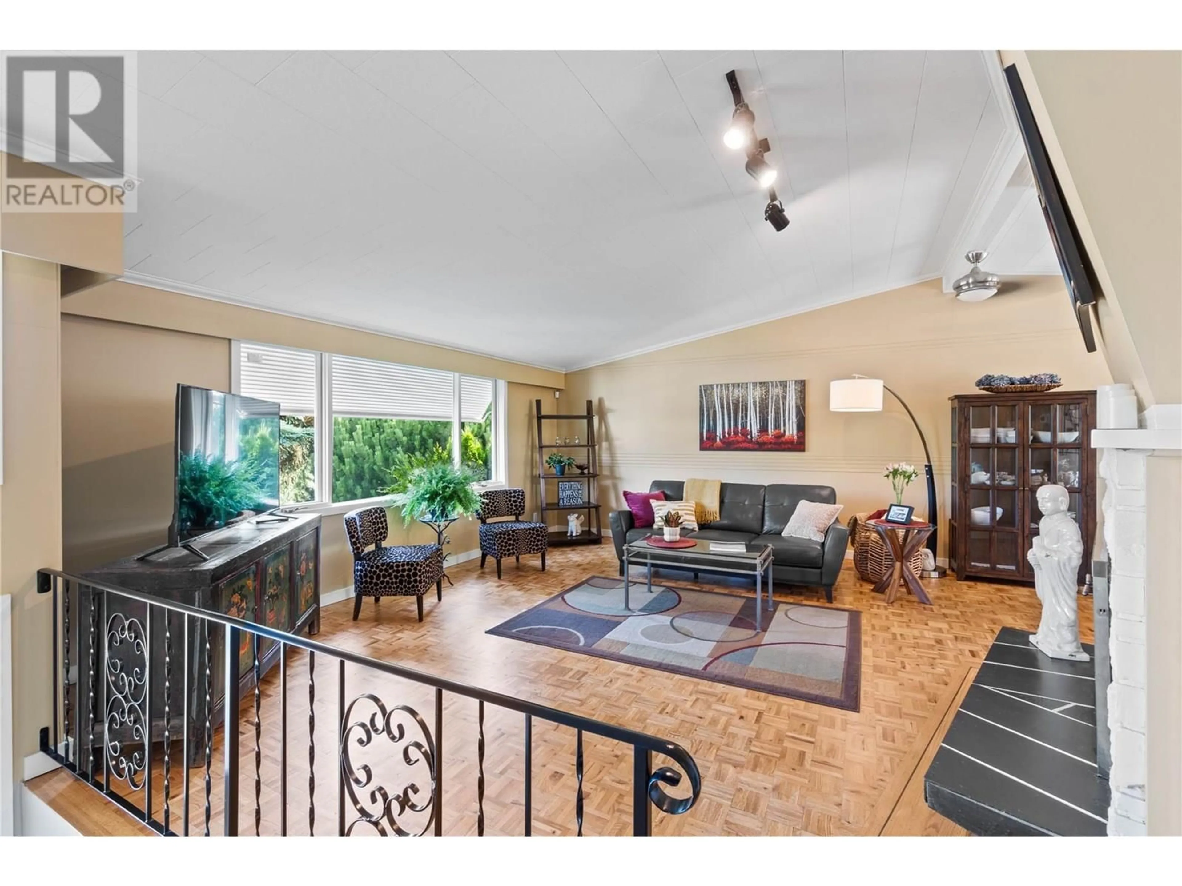 Living room with furniture, unknown for 1720 FLEETWOOD AVENUE, Kamloops British Columbia V2B4R3