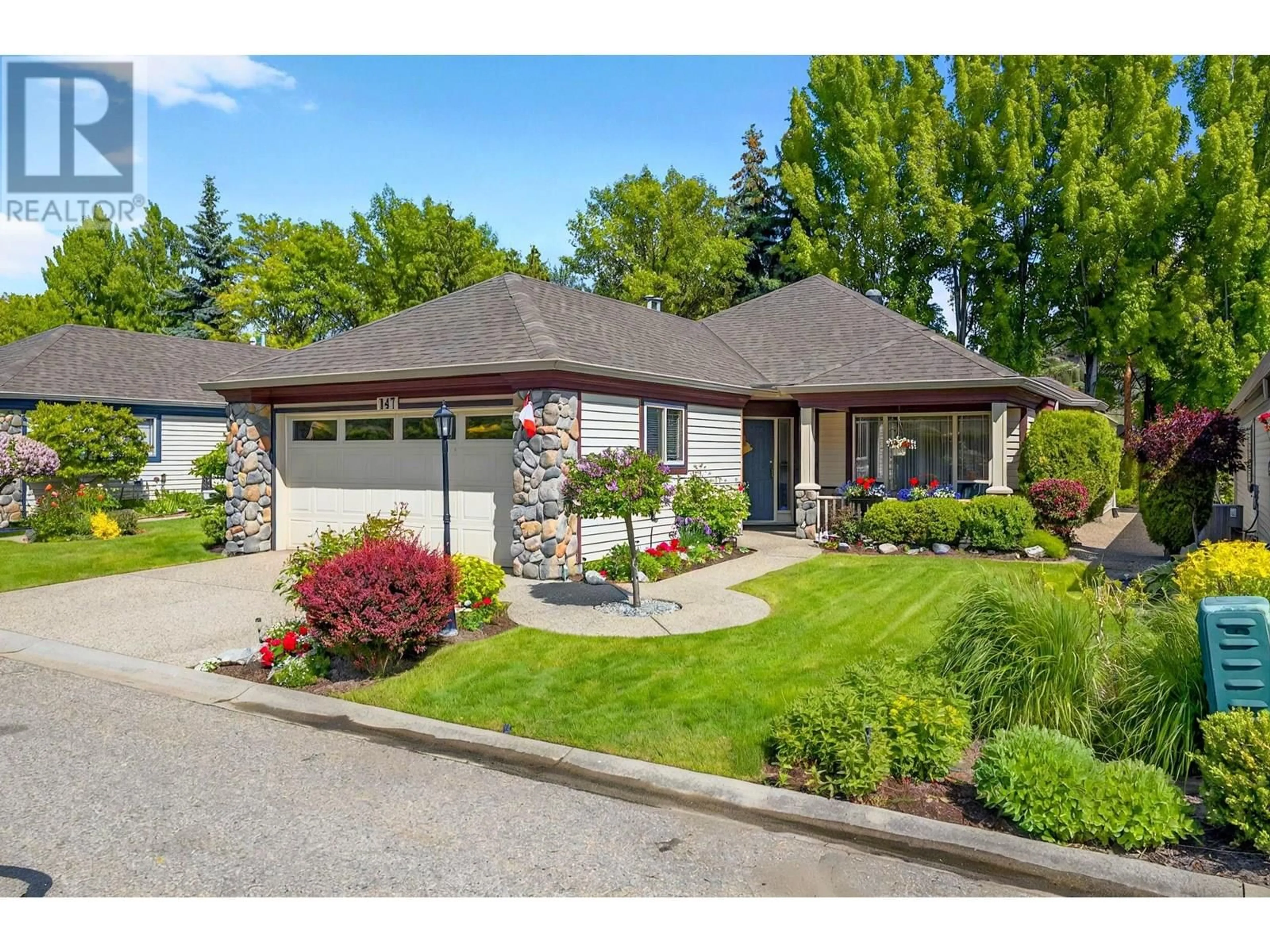 Home with vinyl exterior material, street for 147 - 550 YATES ROAD, Kelowna British Columbia V1V1Z4
