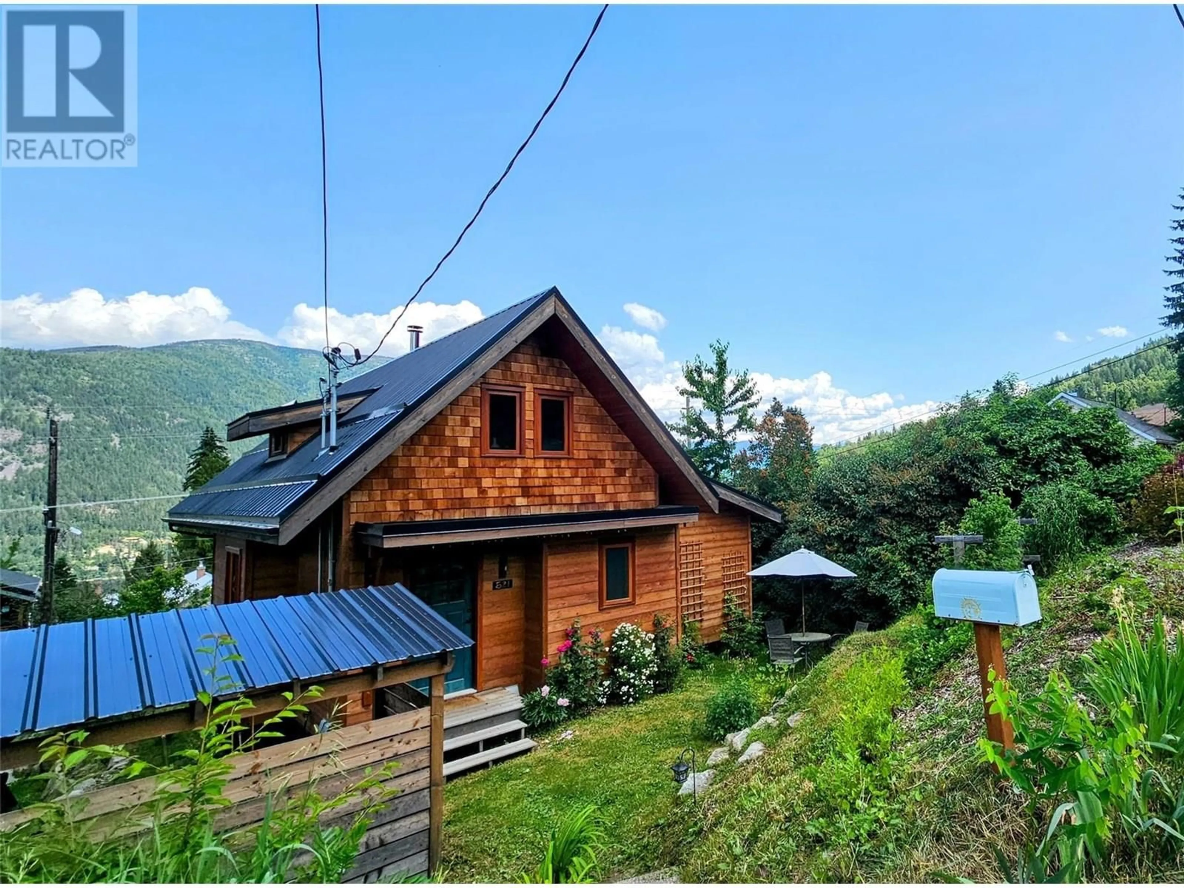 A pic from outside/outdoor area/front of a property/back of a property/a pic from drone, mountain view for 521 RICHARDS STREET, Nelson British Columbia V1L5K3