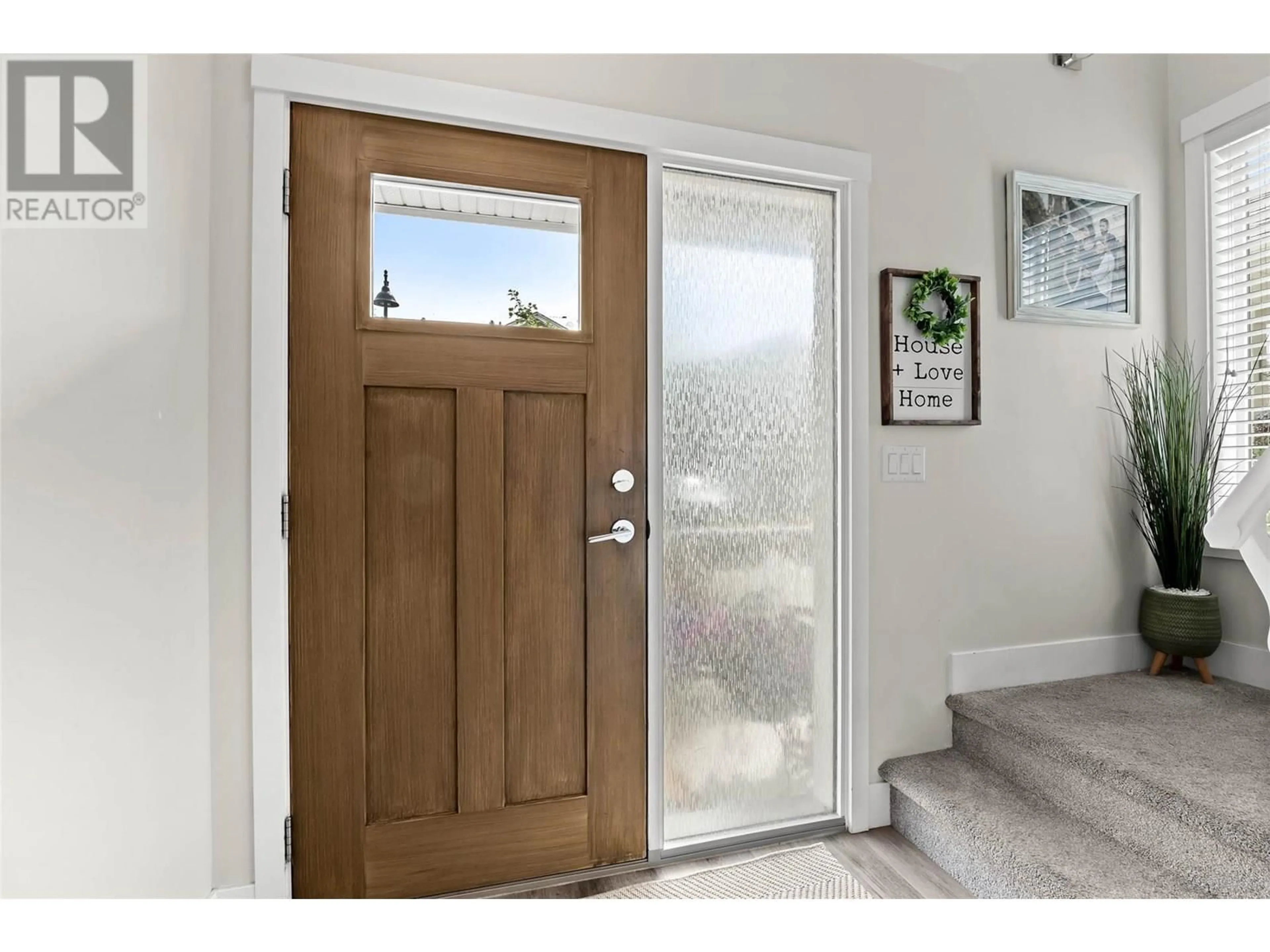 Indoor entryway for 175 - 200 GRAND BOULEVARD, Kamloops British Columbia V2C0H3