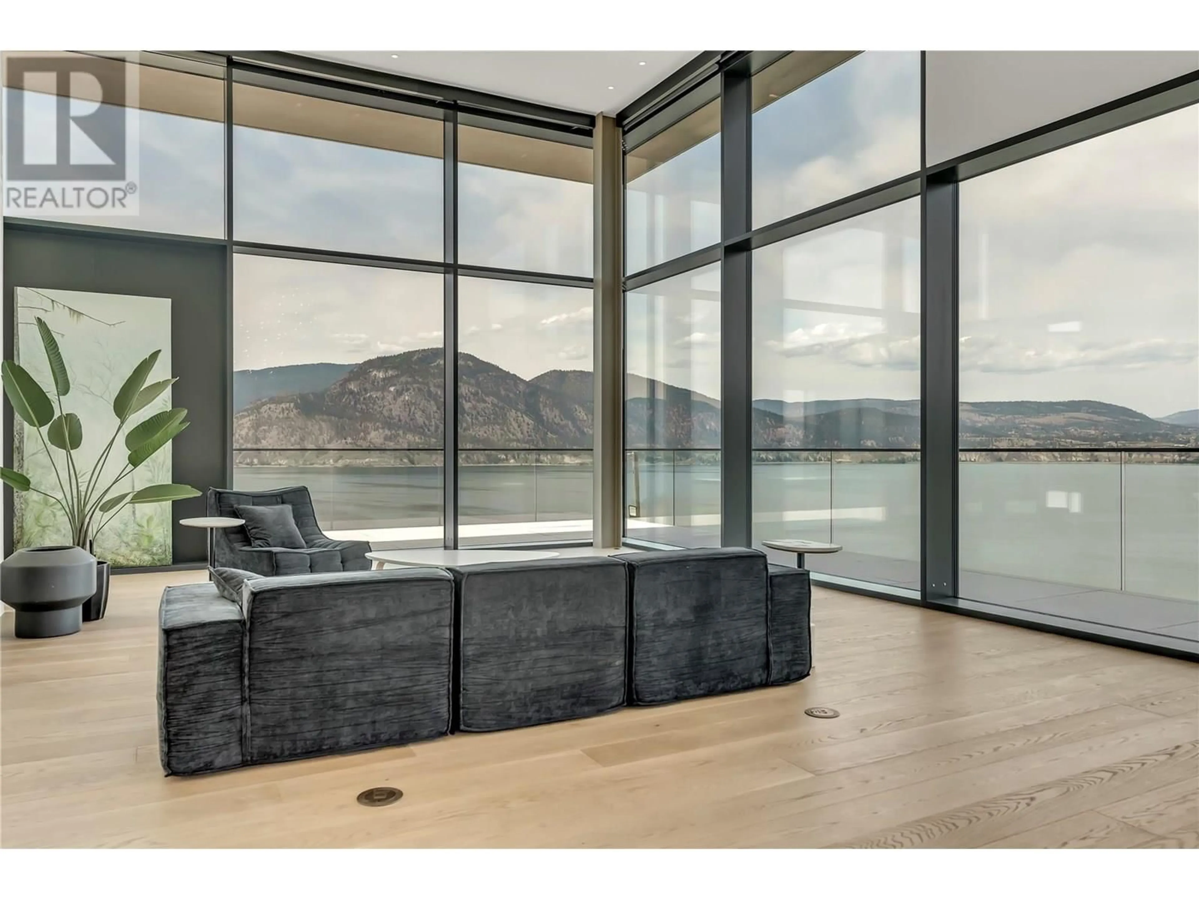 Indoor foyer for 1675 MIDLAND ROAD, Penticton British Columbia V2A8T7