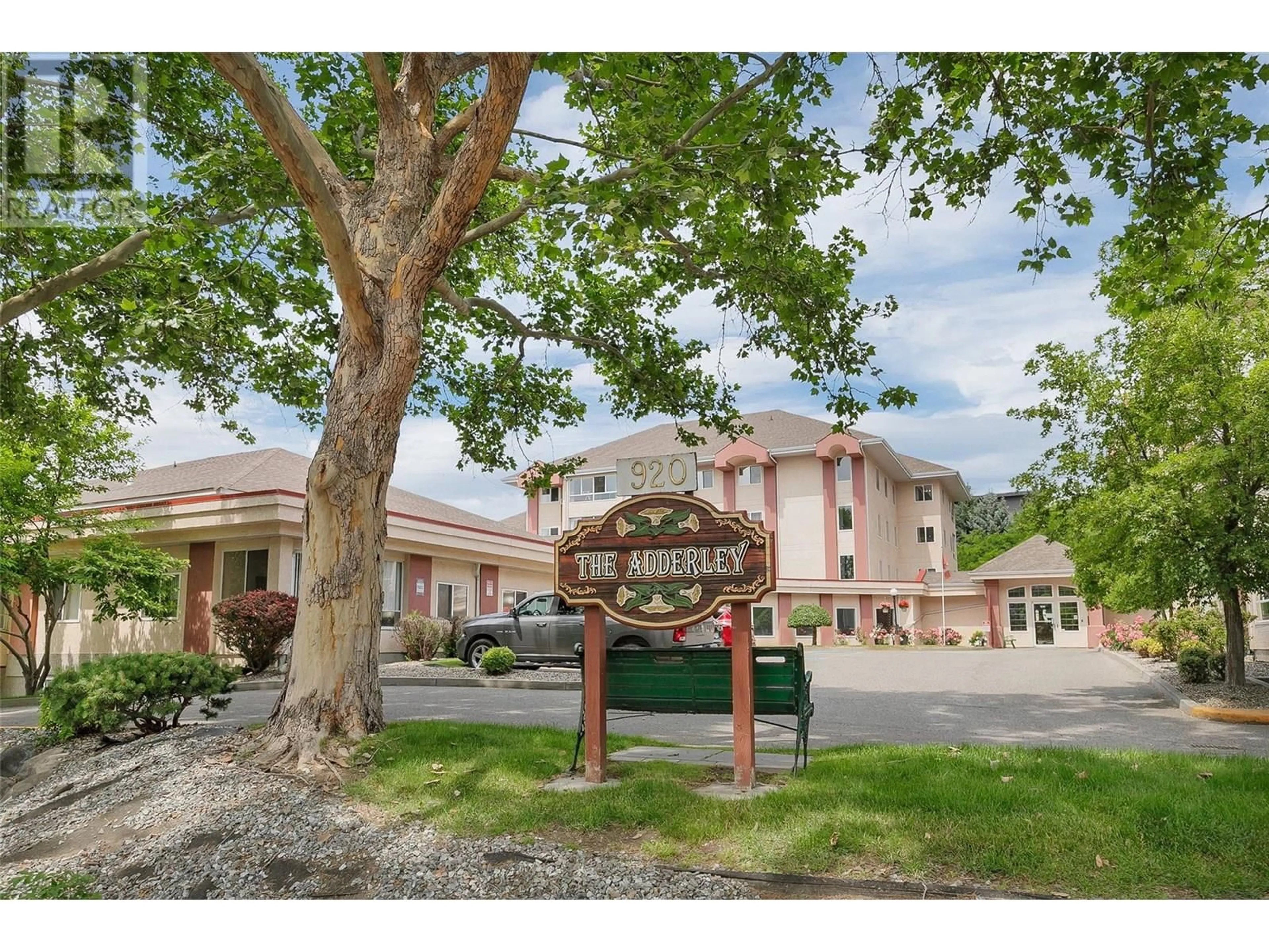 Indoor foyer for 111 - 920 SASKATOON ROAD, Kelowna British Columbia V1X7P8