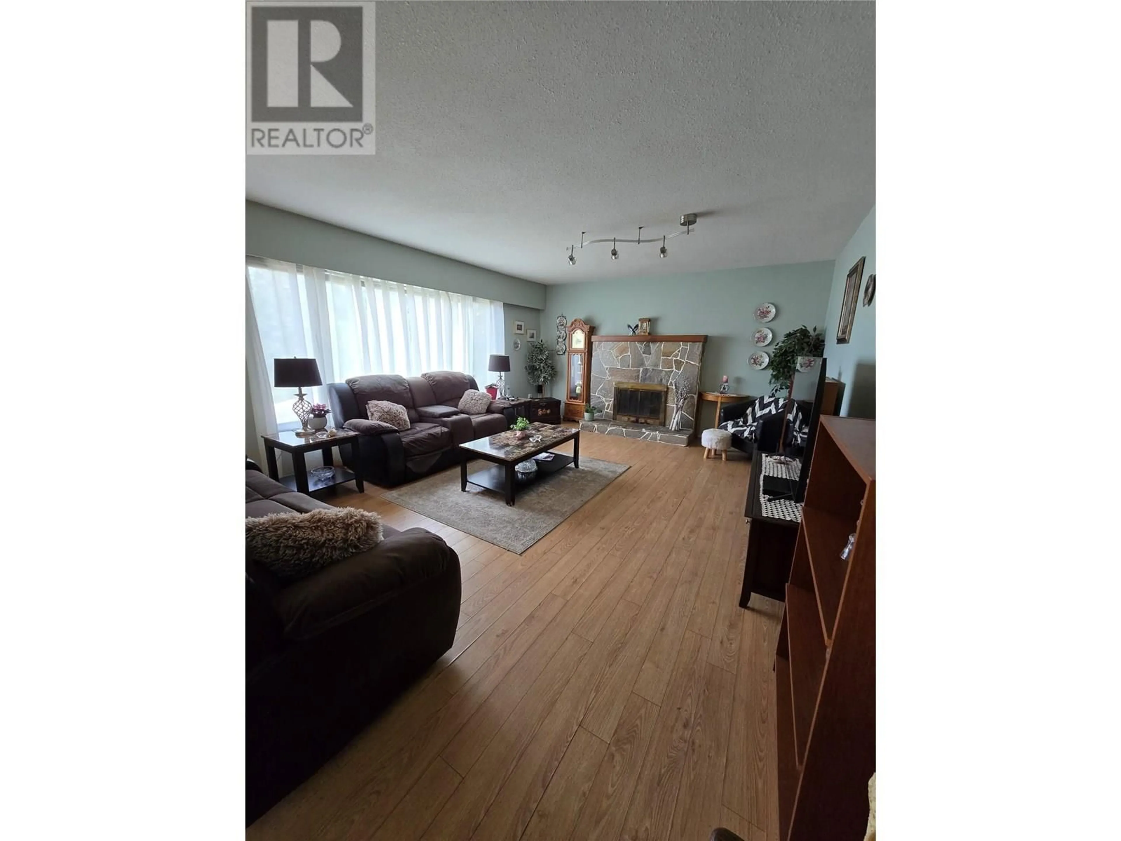 Living room with furniture, wood/laminate floor for 2030 AUTO ROAD SOUTHEAST, Salmon Arm British Columbia V1E2J7