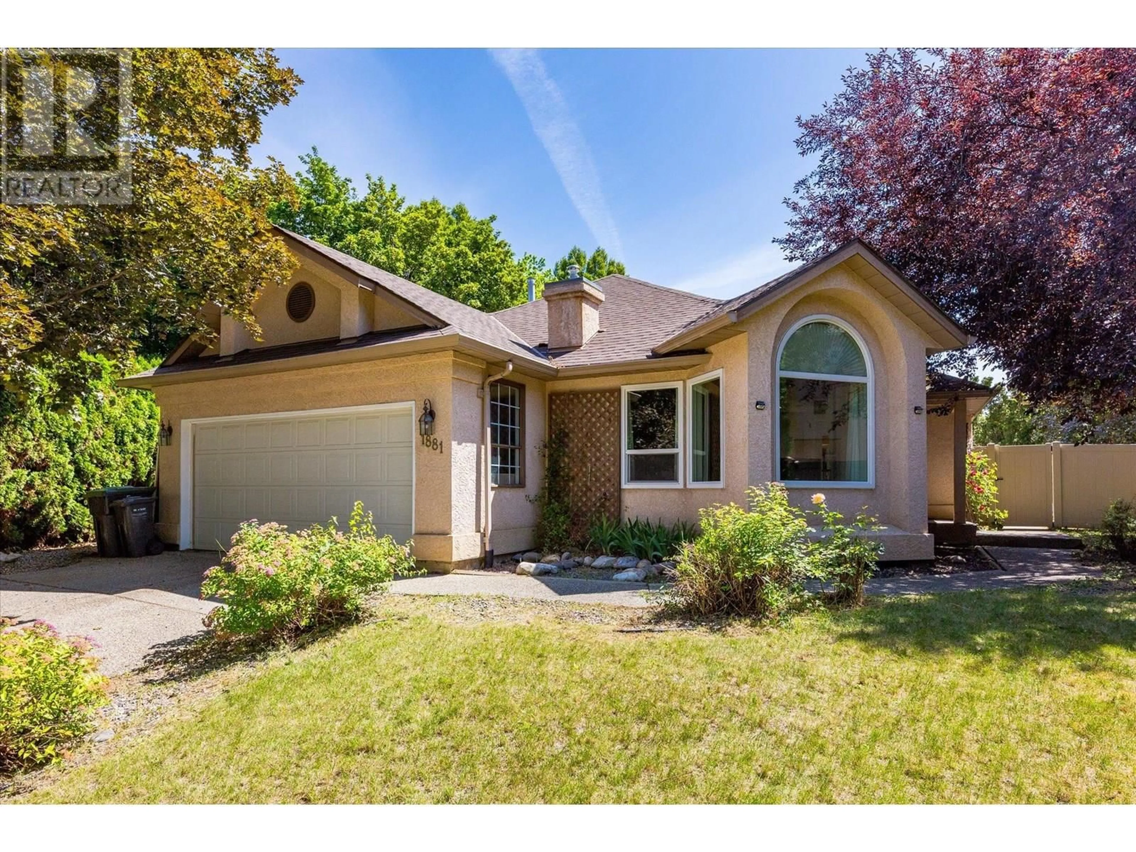 Home with vinyl exterior material, street for 1881 PORTLAND PLACE, Kelowna British Columbia V1V1P9