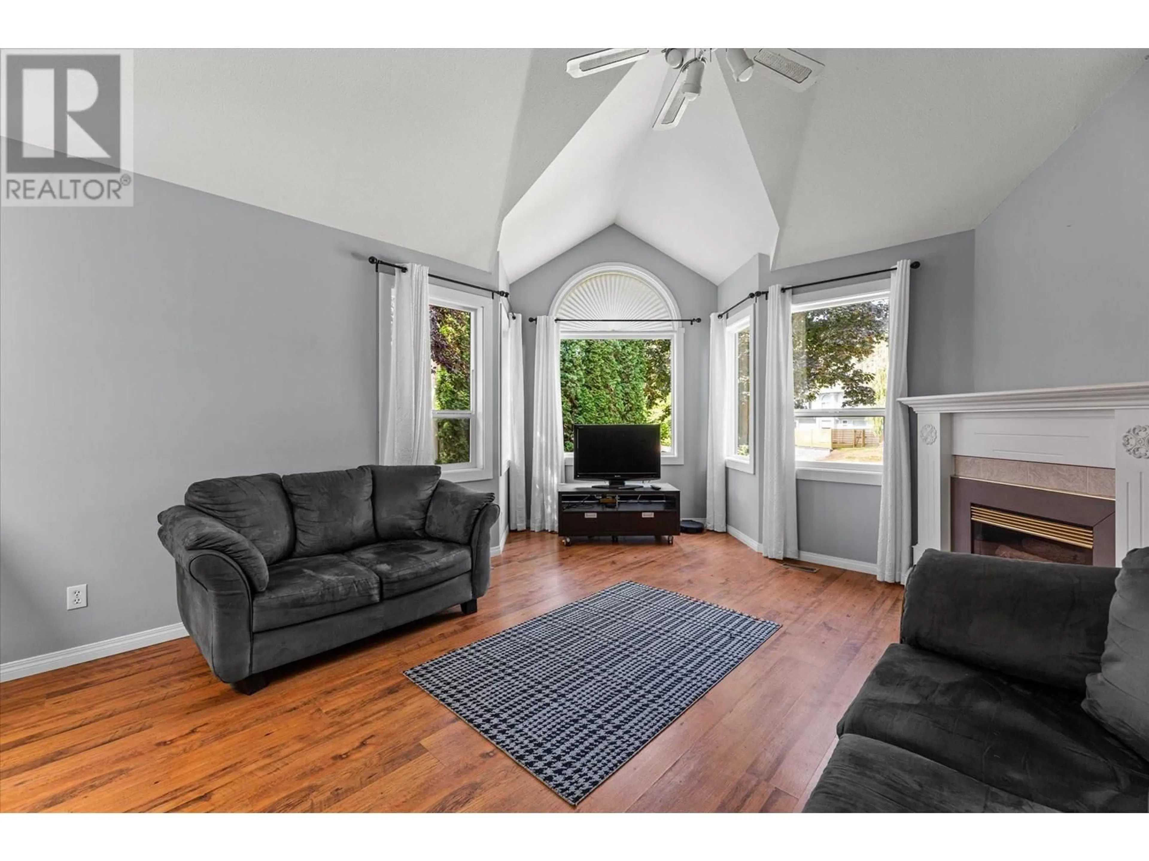 Living room with furniture, unknown for 1881 PORTLAND PLACE, Kelowna British Columbia V1V1P9