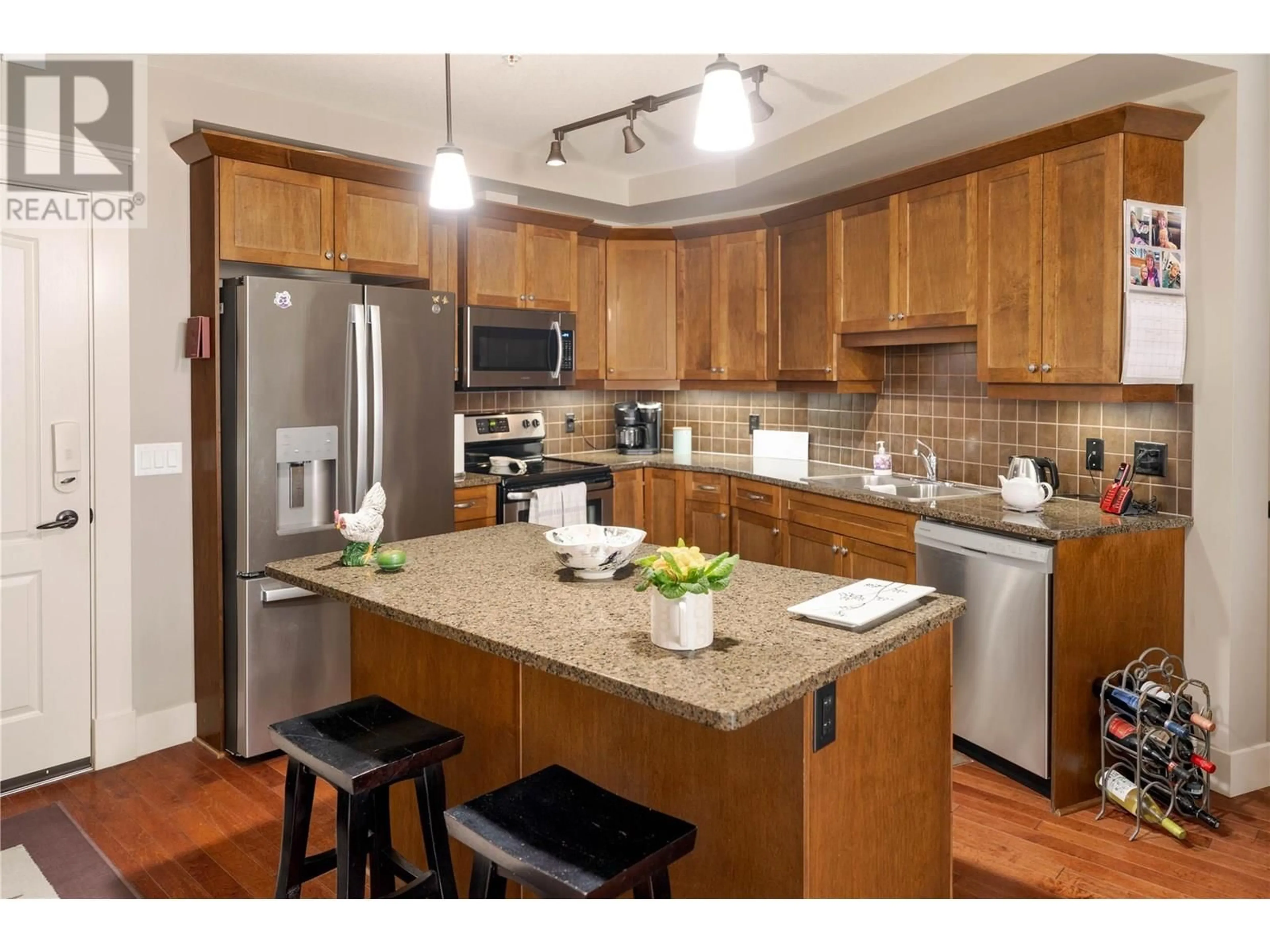 Standard kitchen, wood/laminate floor for 519 - 2070 BOUCHERIE ROAD, West Kelowna British Columbia V4T3K9
