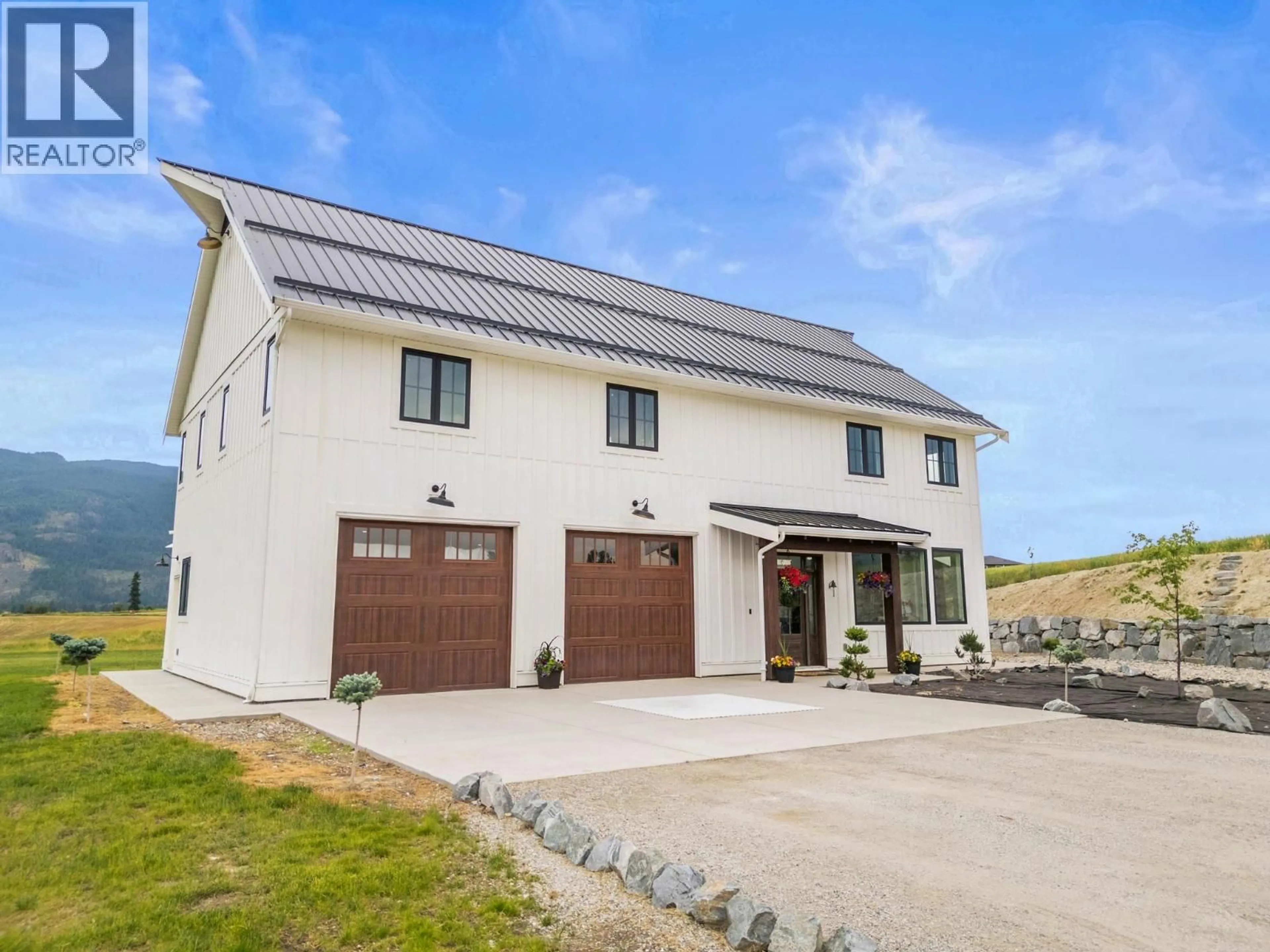 Home with vinyl exterior material, building for 2589 YOUNG ROAD, Spallumcheen British Columbia V4Y0L3