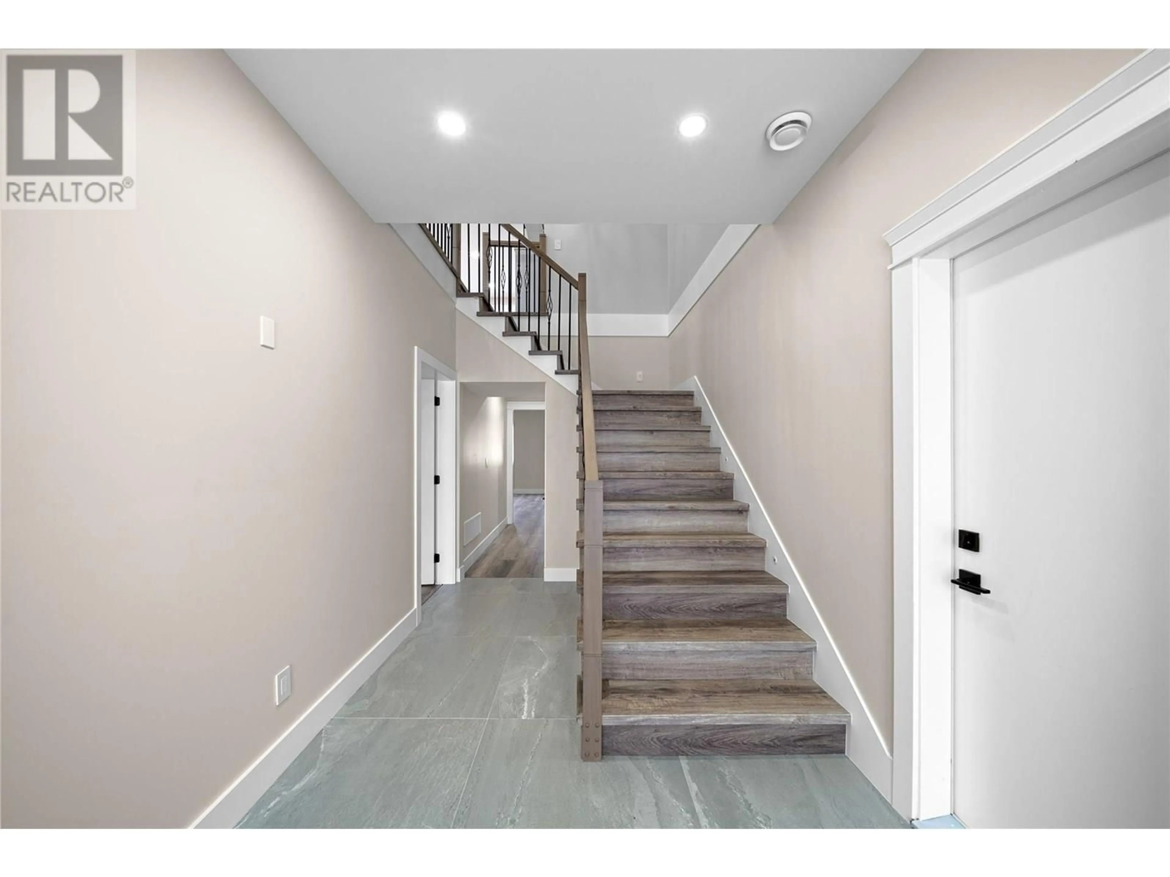 Indoor foyer for 2077 LINFIELD DRIVE, Kamloops British Columbia V1S0G3