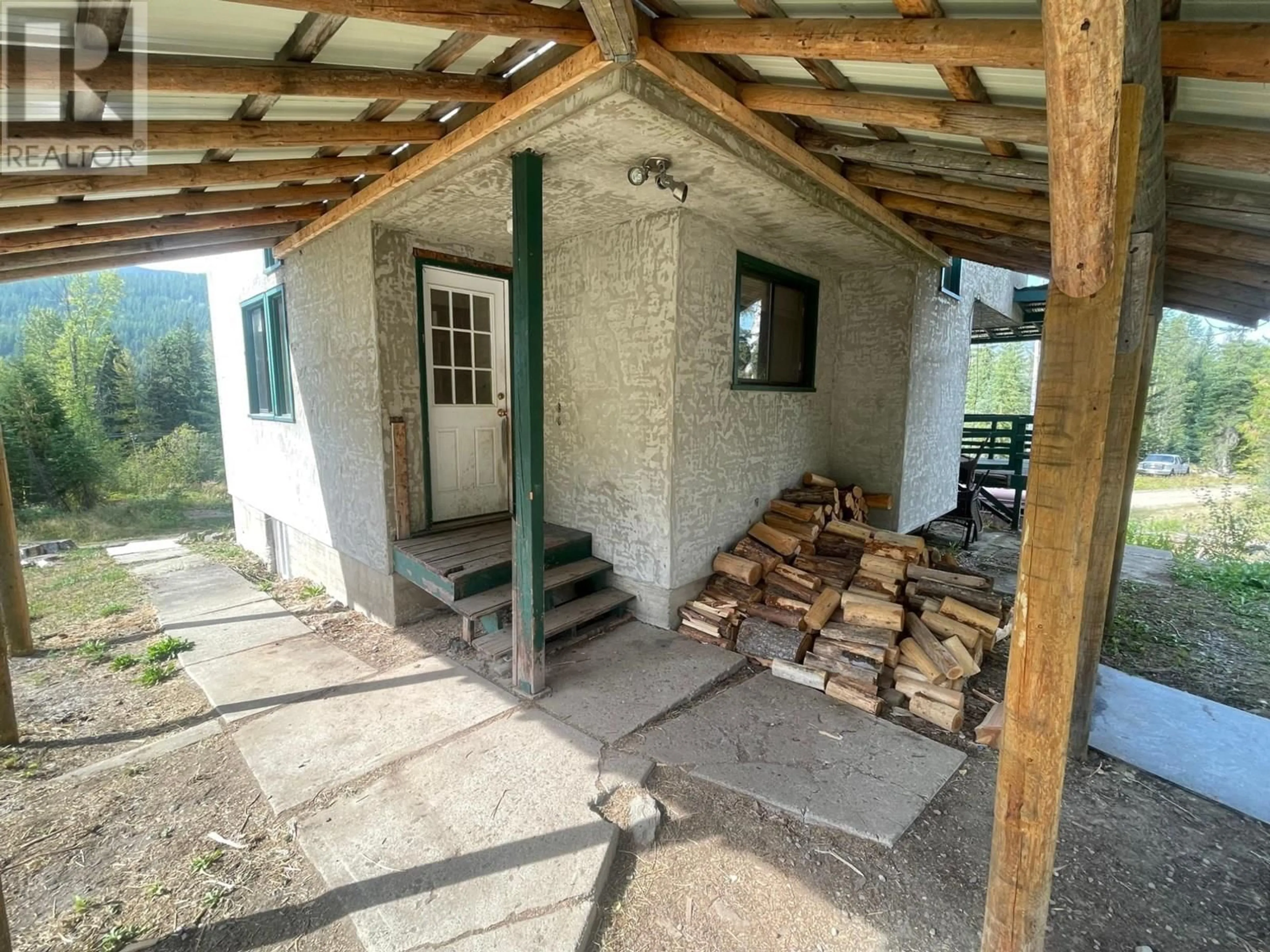 Patio, building for 7826 3 HIGHWAY, Yahk British Columbia V0B2P0