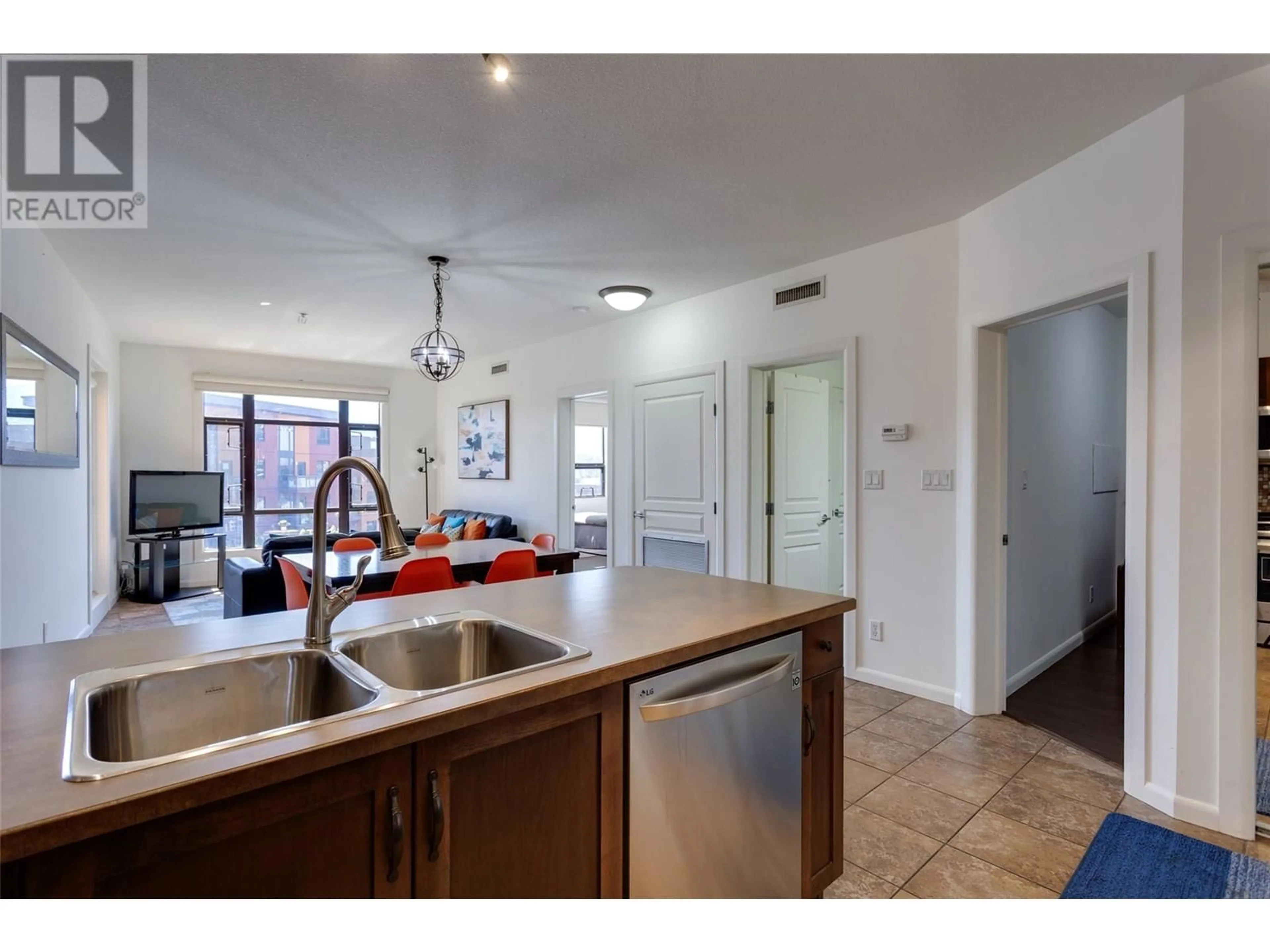 Open concept kitchen, ceramic/tile floor for 611 - 654 COOK ROAD, Kelowna British Columbia V1W3G7