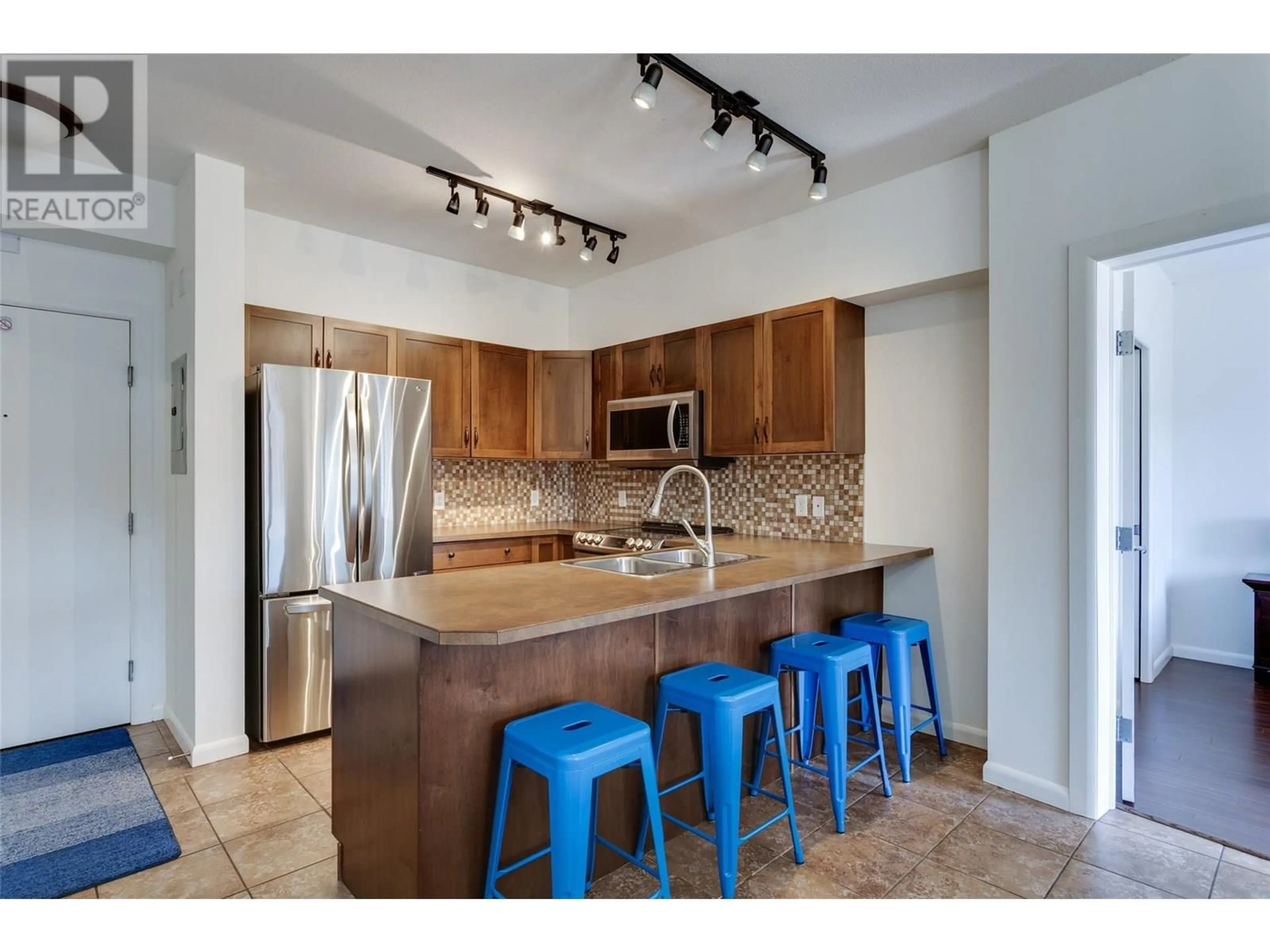Open concept kitchen, ceramic/tile floor for 611 - 654 COOK ROAD, Kelowna British Columbia V1W3G7