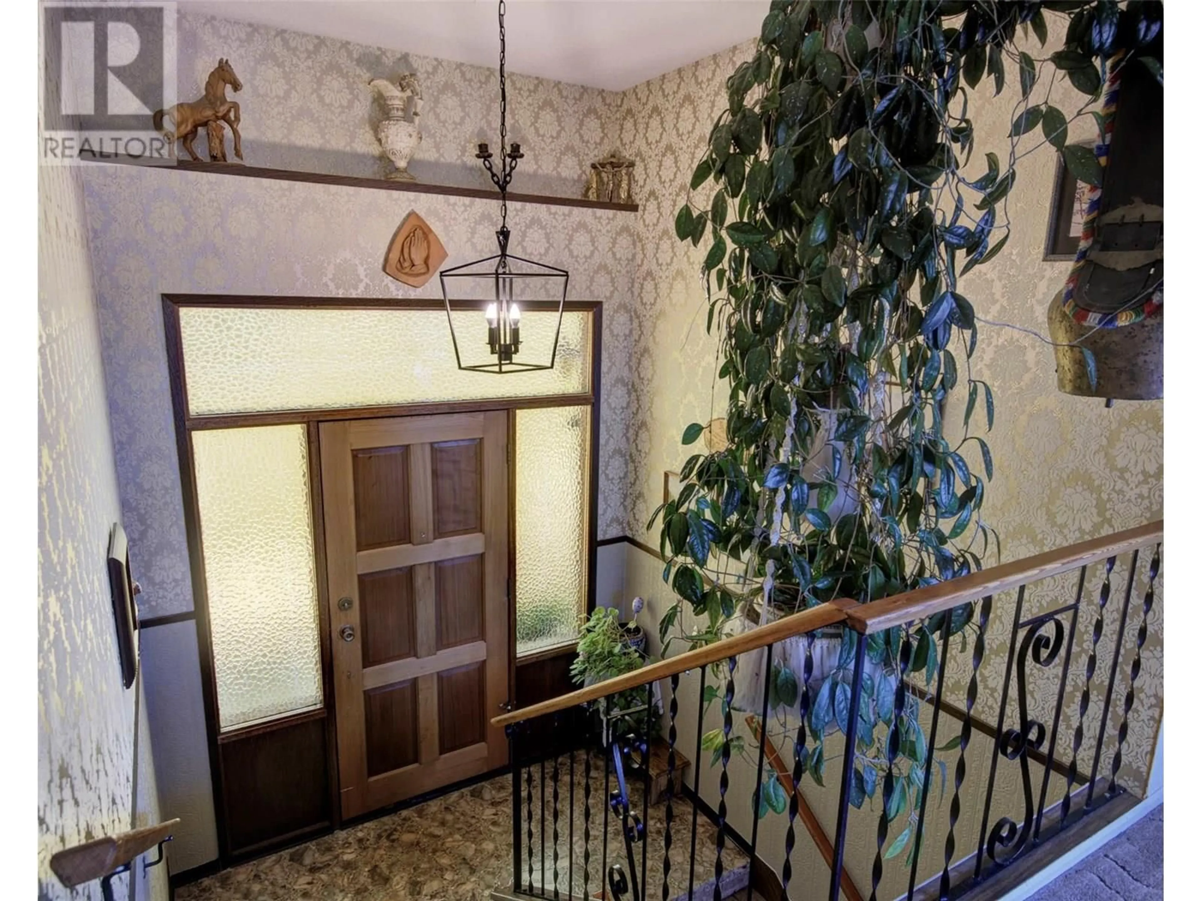 Indoor foyer for 5838 FLEMISH PLACE, Vernon British Columbia V1H1B2