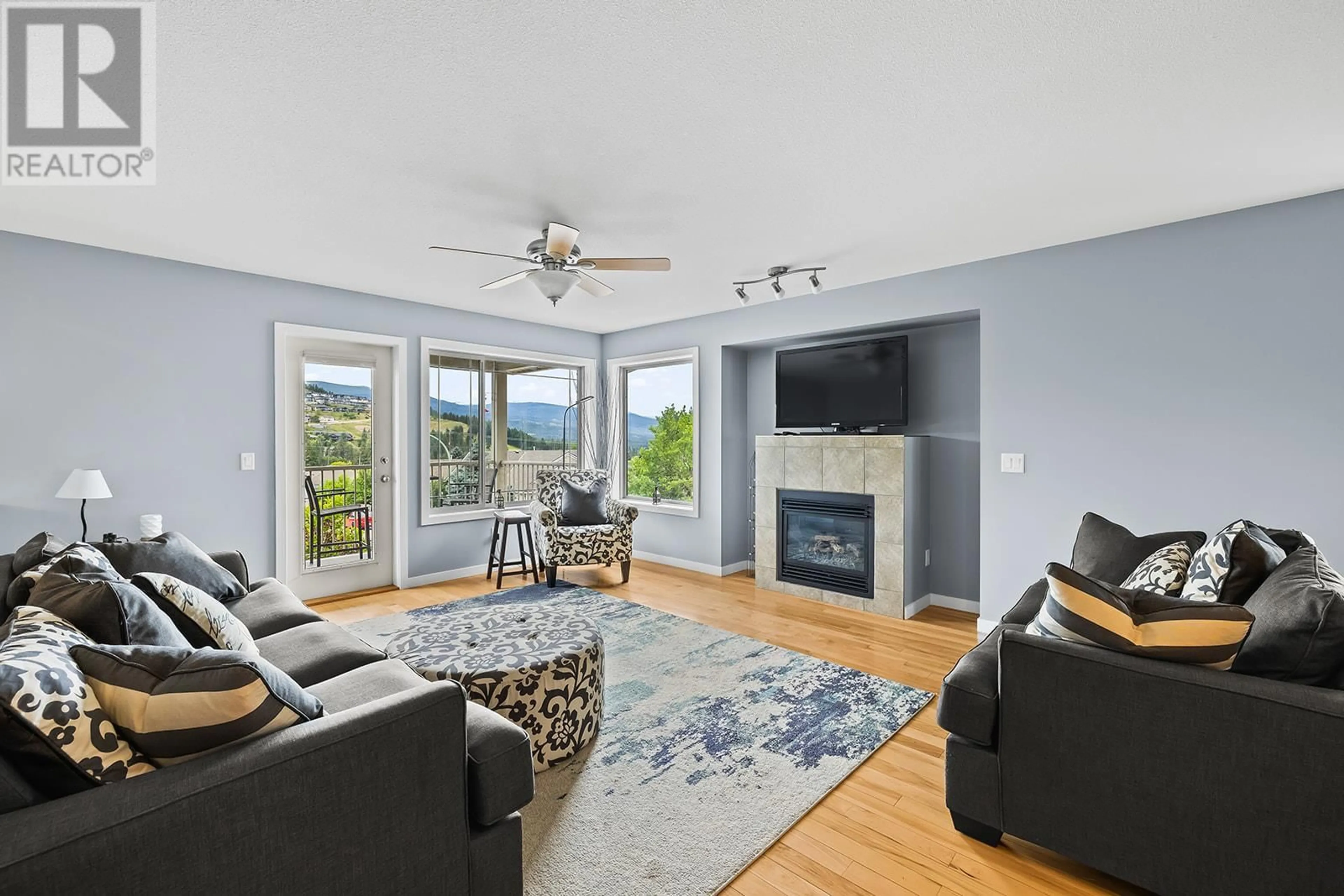 Living room with furniture, unknown for 1520 FEEDHAM AVENUE, Kelowna British Columbia V1P1N8