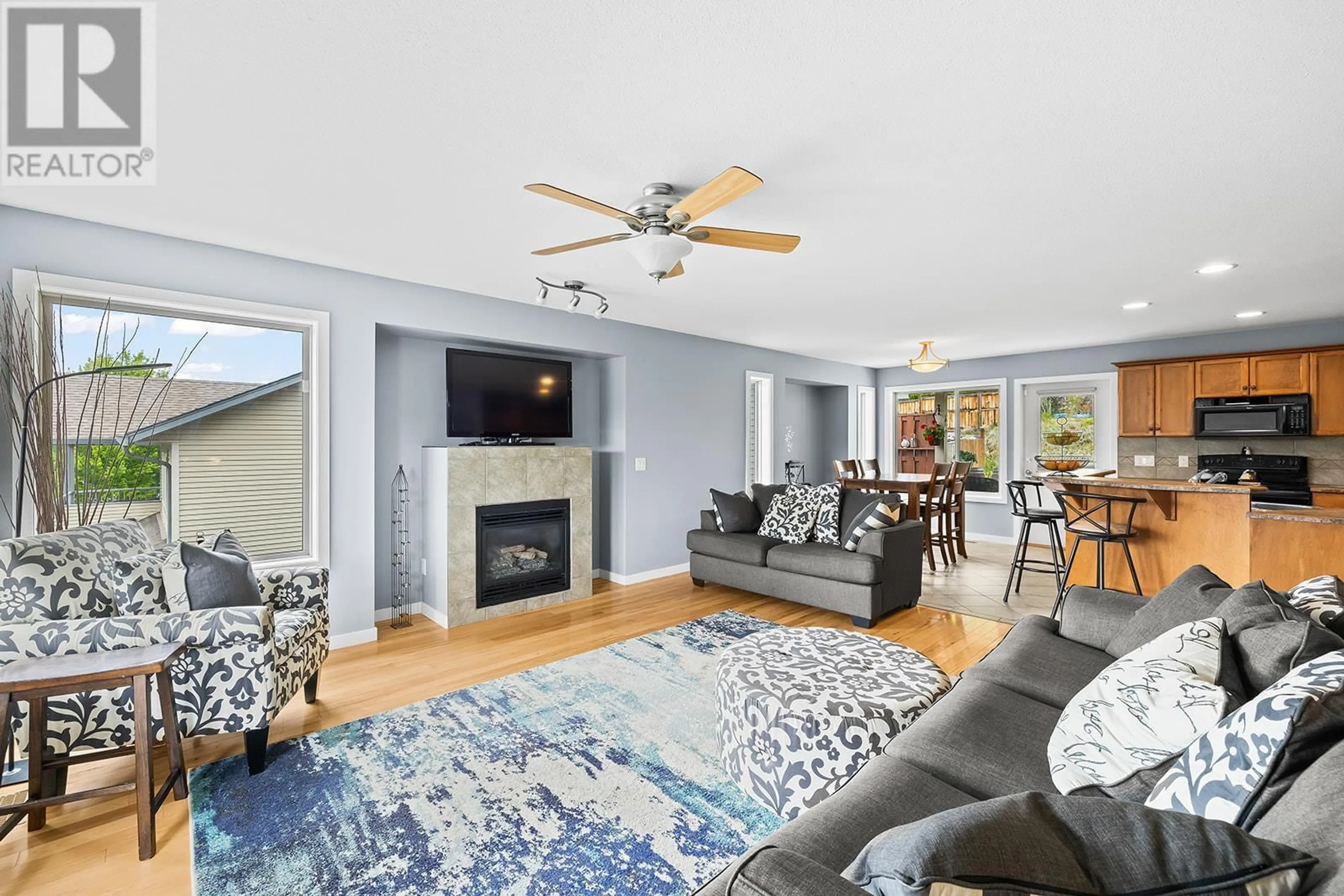 Living room with furniture, unknown for 1520 FEEDHAM AVENUE, Kelowna British Columbia V1P1N8