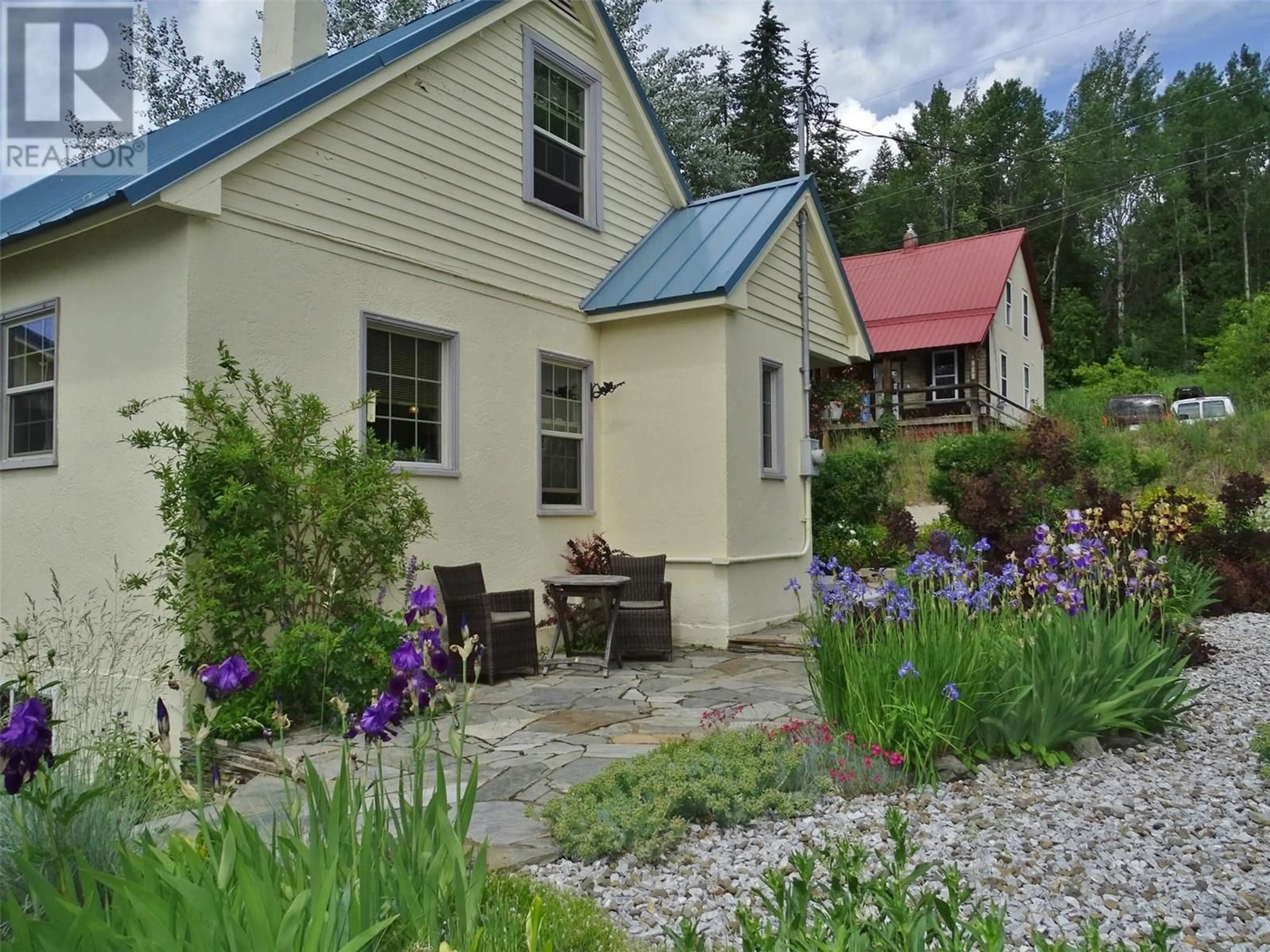 Patio, street for 1975 KIRKUP AVENUE, Rossland British Columbia V0G1Y0