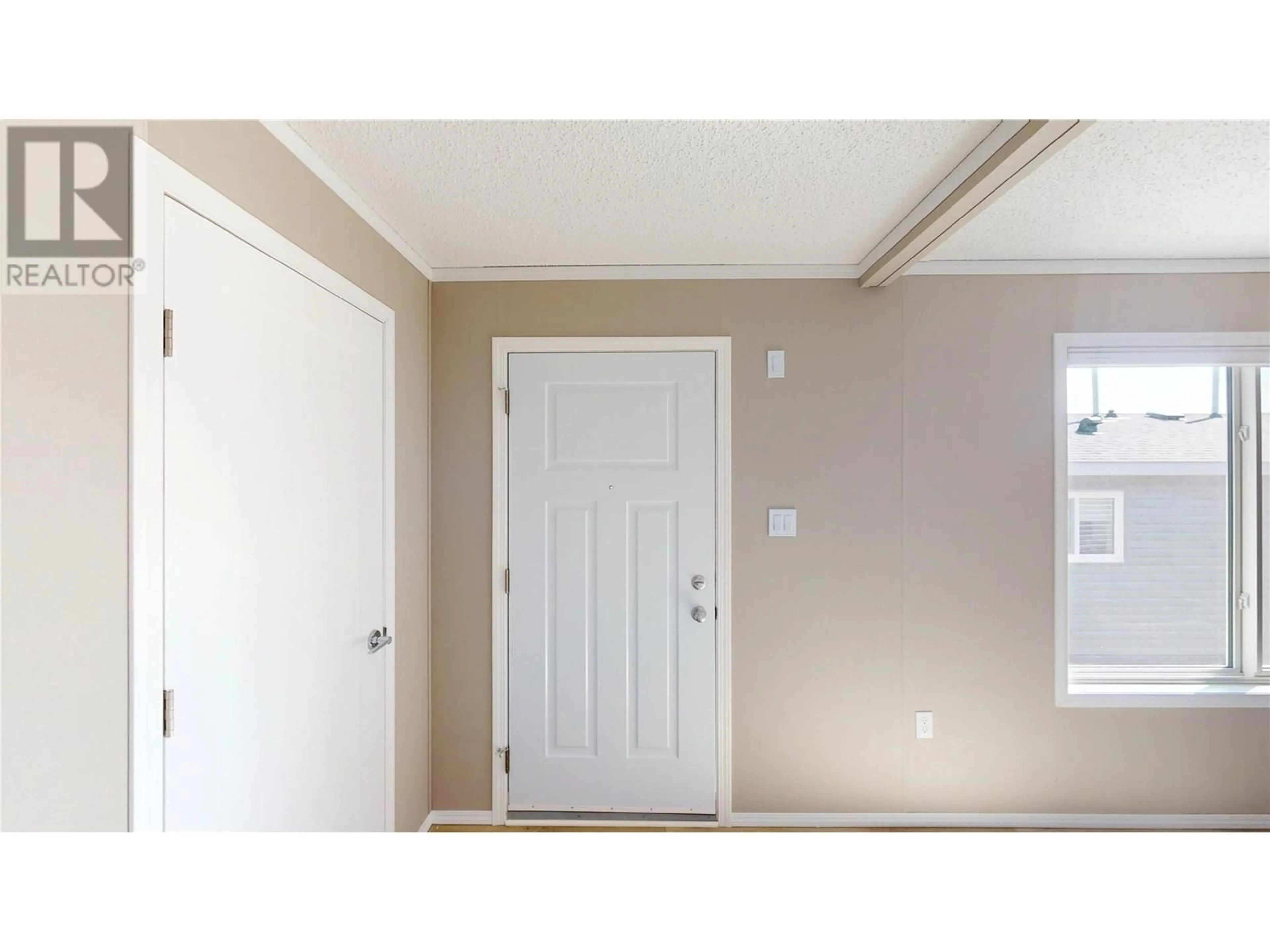 Indoor entryway for 527 PAGURUT AVENUE WEST, Cranbrook British Columbia V1C0G5