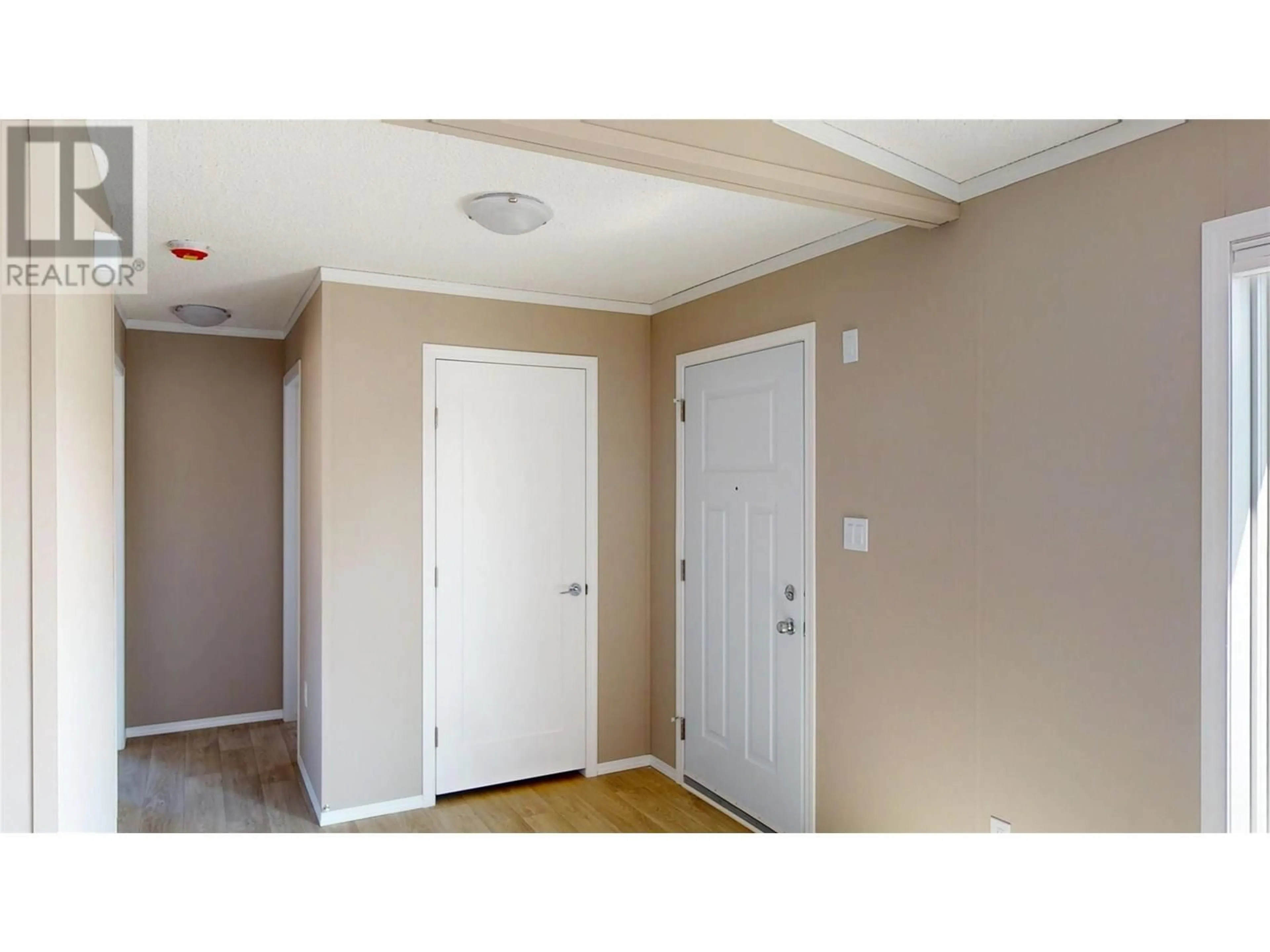Indoor entryway for 527 PAGURUT AVENUE WEST, Cranbrook British Columbia V1C0G5
