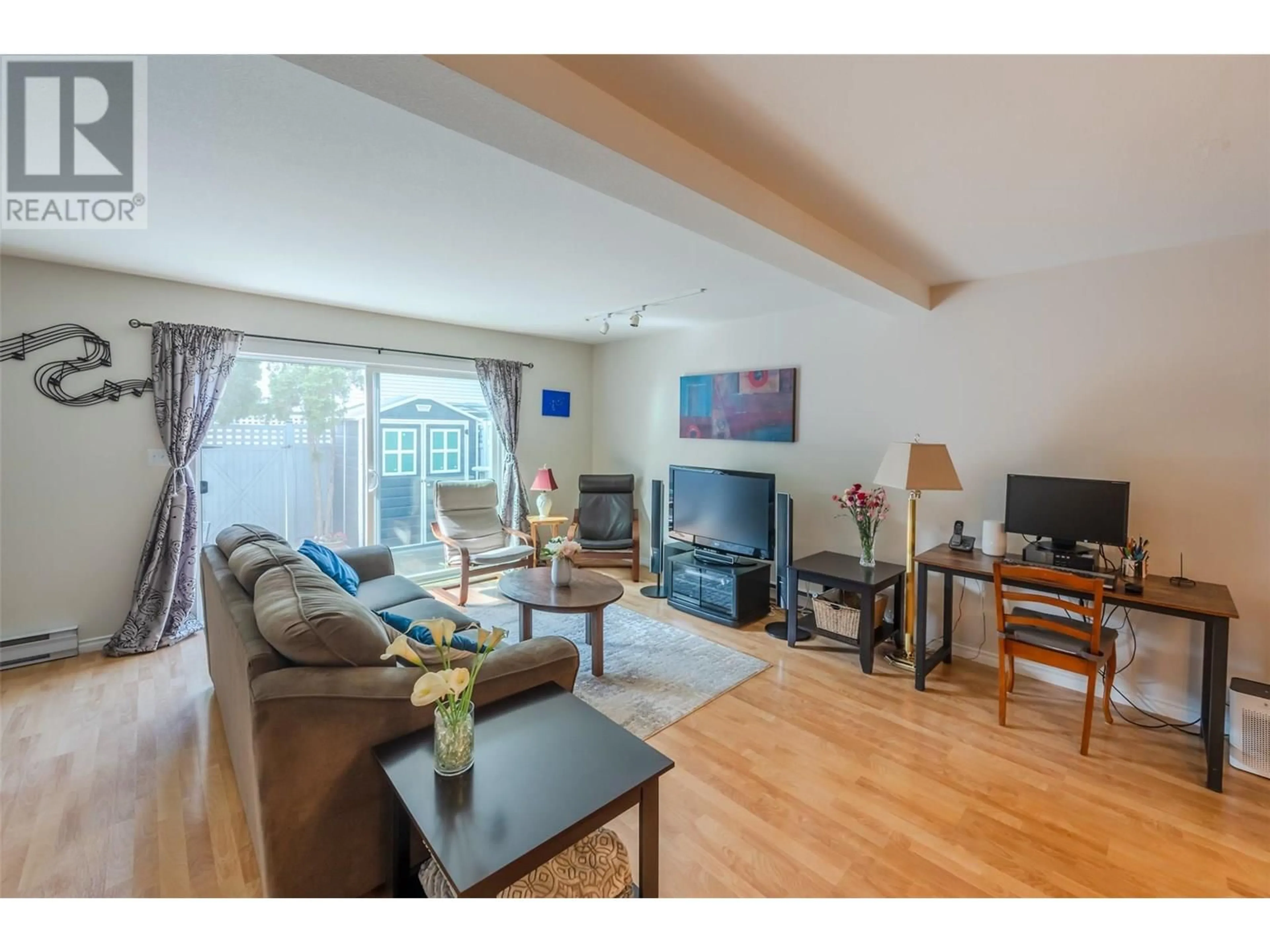 Living room with furniture, wood/laminate floor for 122 - 3315 WILSON STREET, Penticton British Columbia V2A8J3