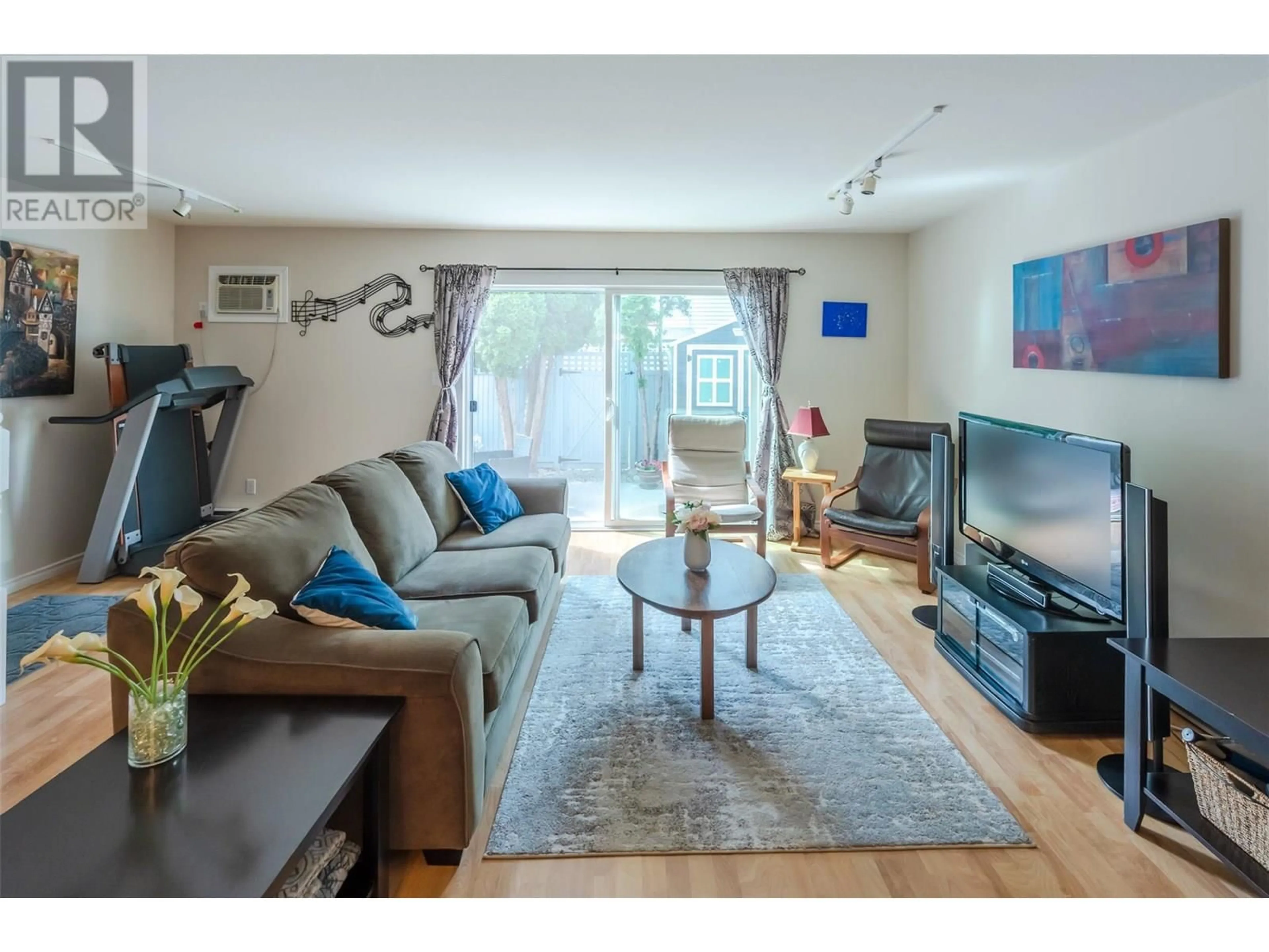Living room with furniture, wood/laminate floor for 122 - 3315 WILSON STREET, Penticton British Columbia V2A8J3