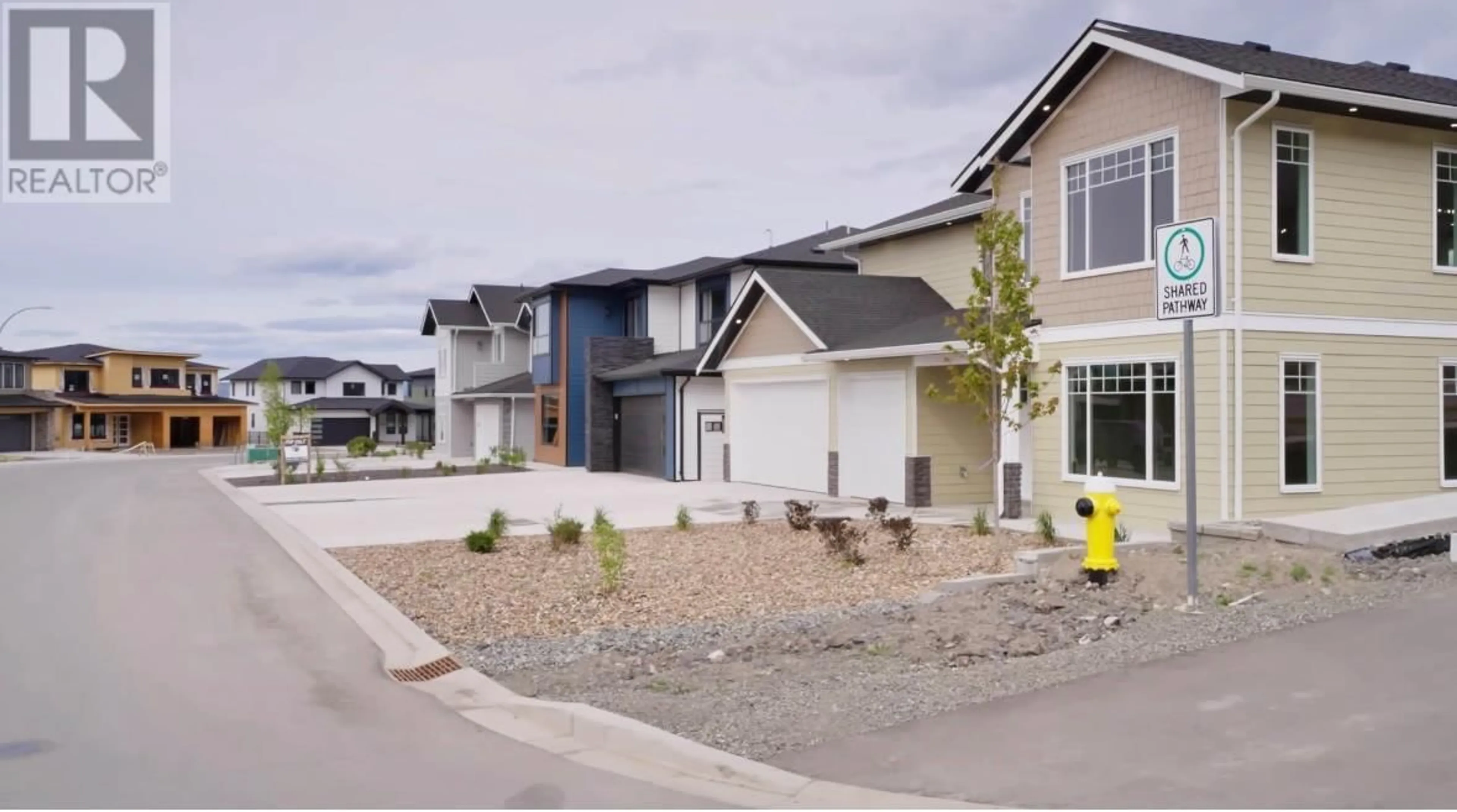 Home with vinyl exterior material, street for 2073 LINFIELD DRIVE, Kamloops British Columbia V1S0G3
