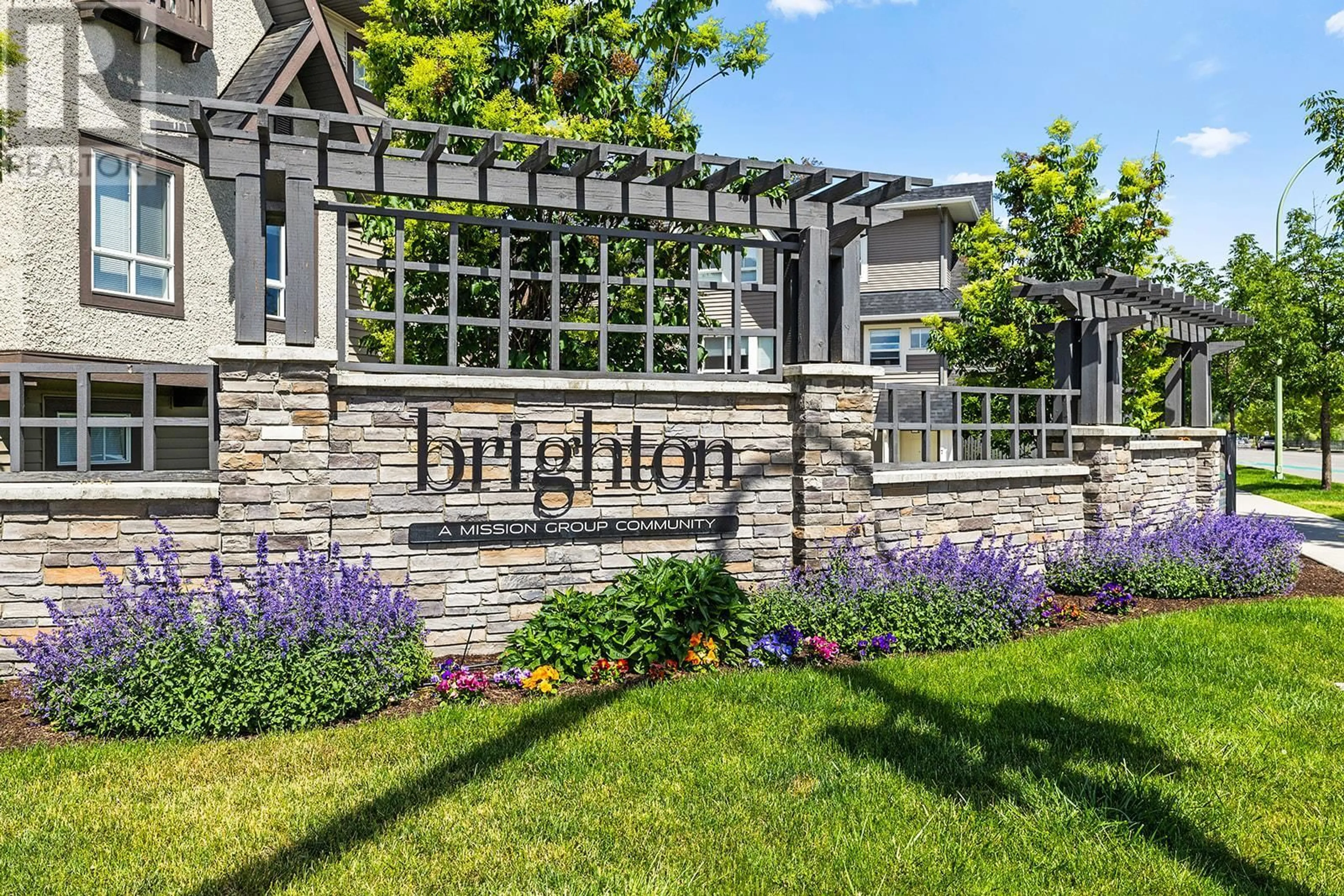 Indoor foyer for 2 - 680 OLD MEADOWS ROAD, Kelowna British Columbia V1W5L4
