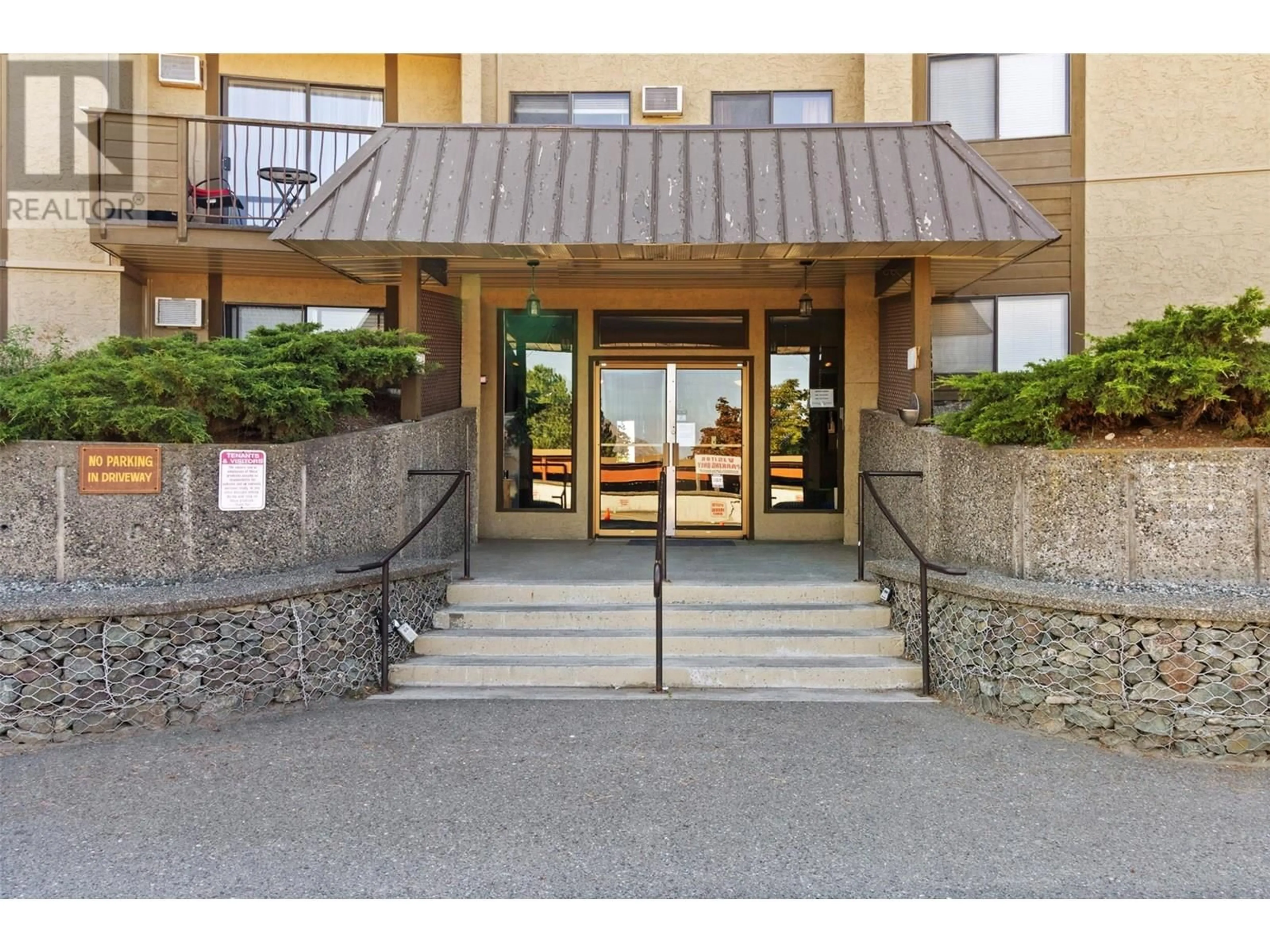 Indoor foyer for 202 - 555 DALGLEISH DRIVE, Kamloops British Columbia V2C6C7