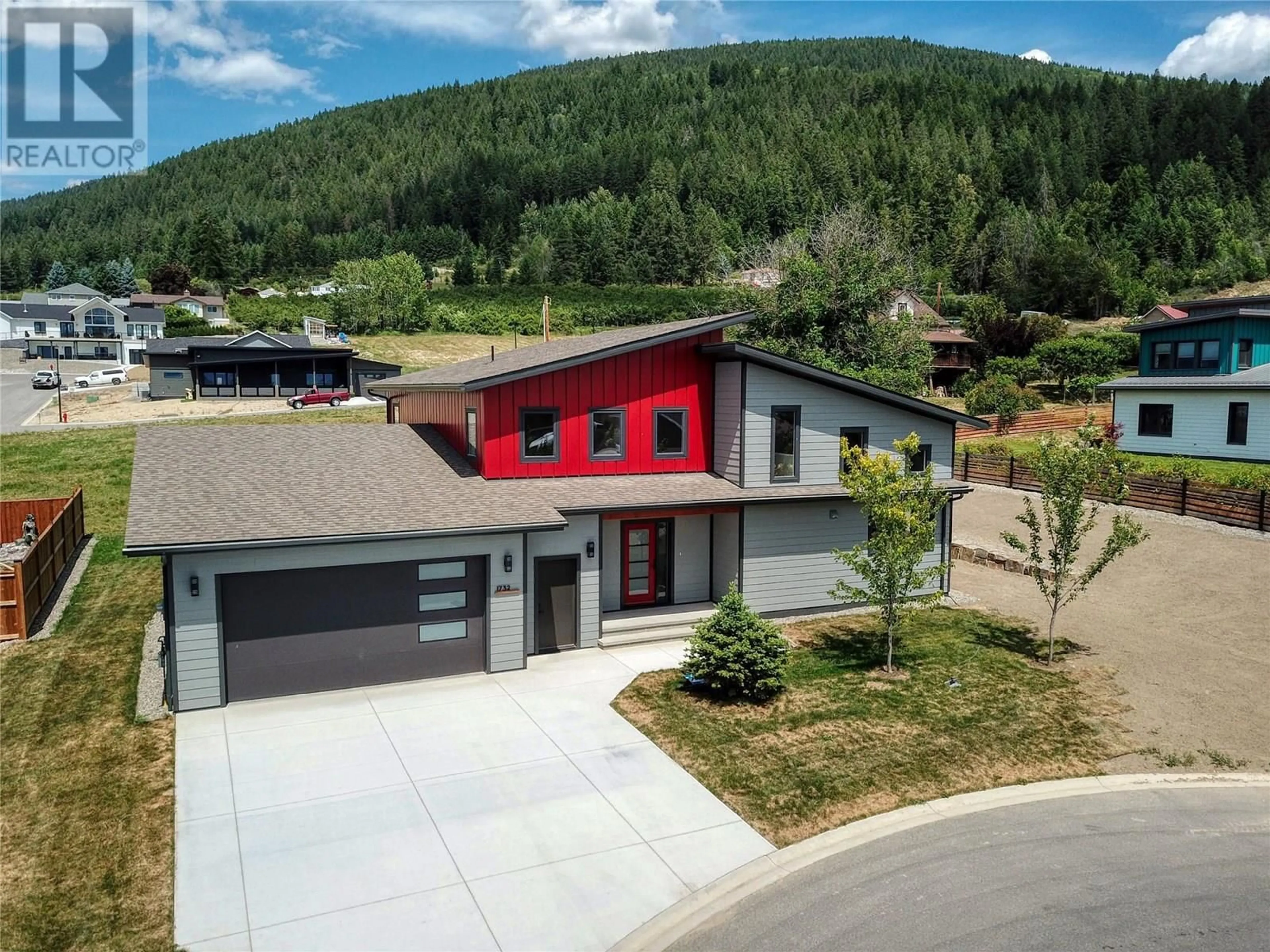A pic from outside/outdoor area/front of a property/back of a property/a pic from drone, mountain view for 1732 MURDOCH STREET, Creston British Columbia V0B1G5