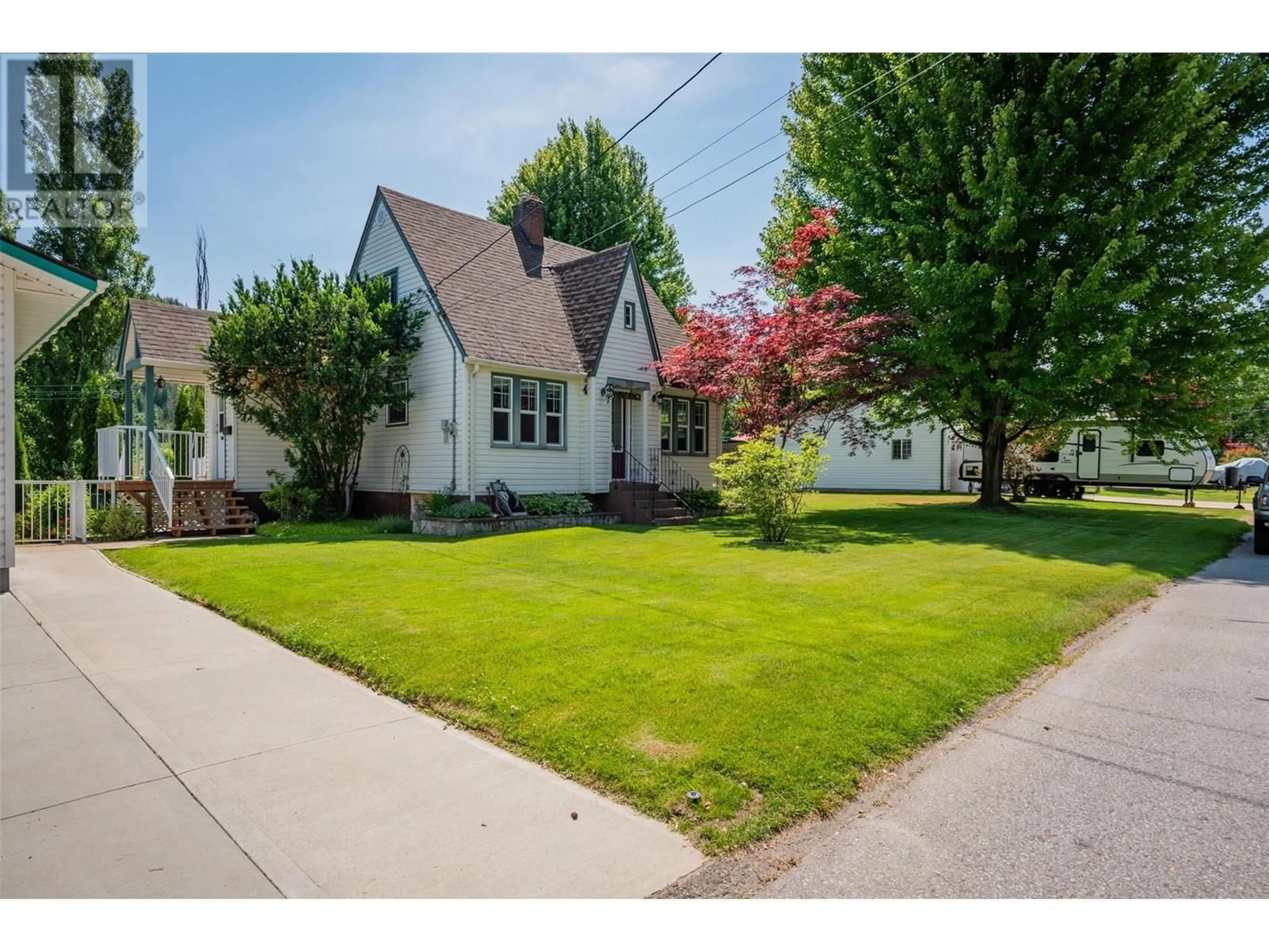 A pic from outside/outdoor area/front of a property/back of a property/a pic from drone, street for 120 OXFORD ROAD, Warfield British Columbia V1R2J3