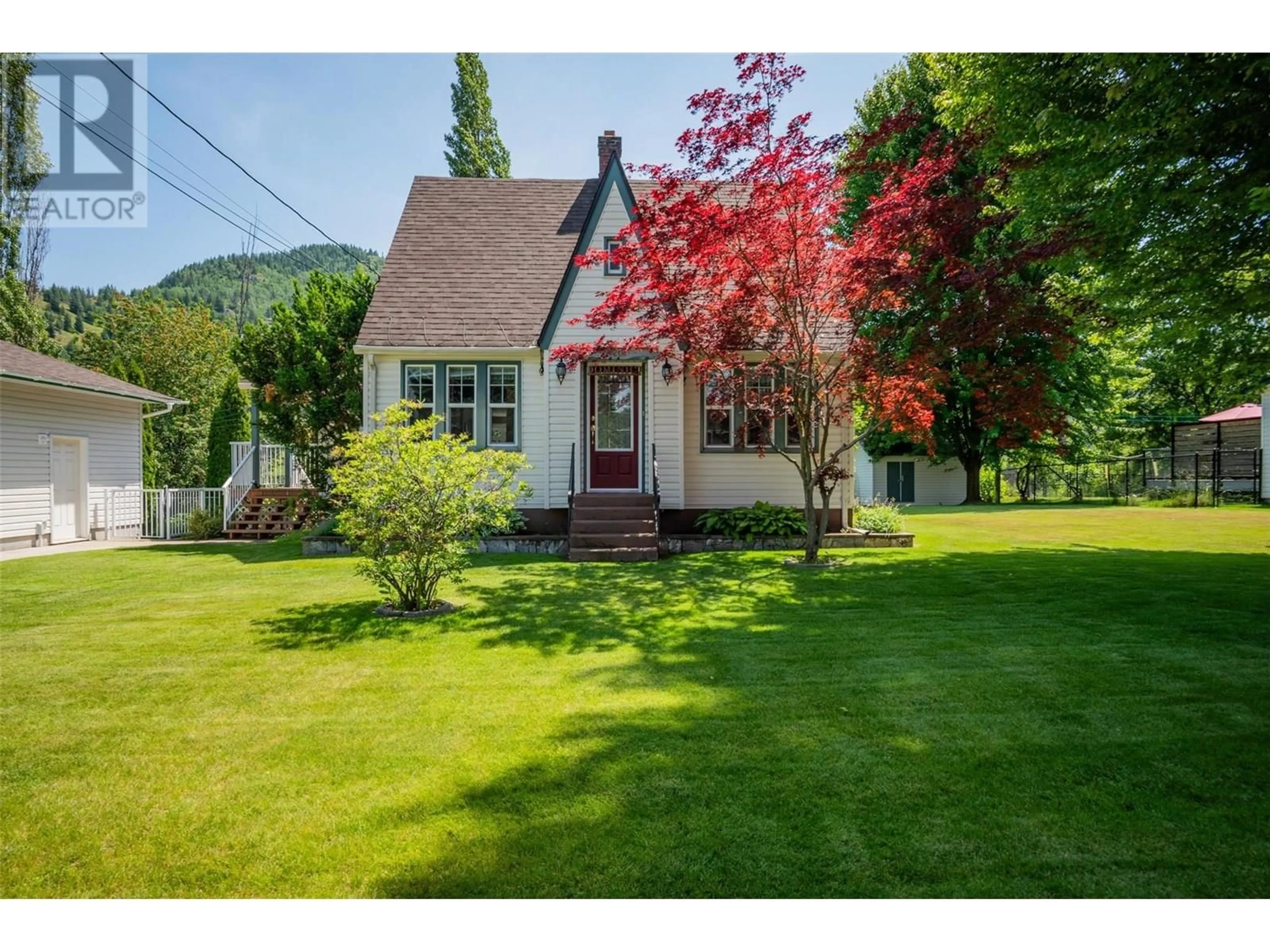 A pic from outside/outdoor area/front of a property/back of a property/a pic from drone, street for 120 OXFORD ROAD, Warfield British Columbia V1R2J3