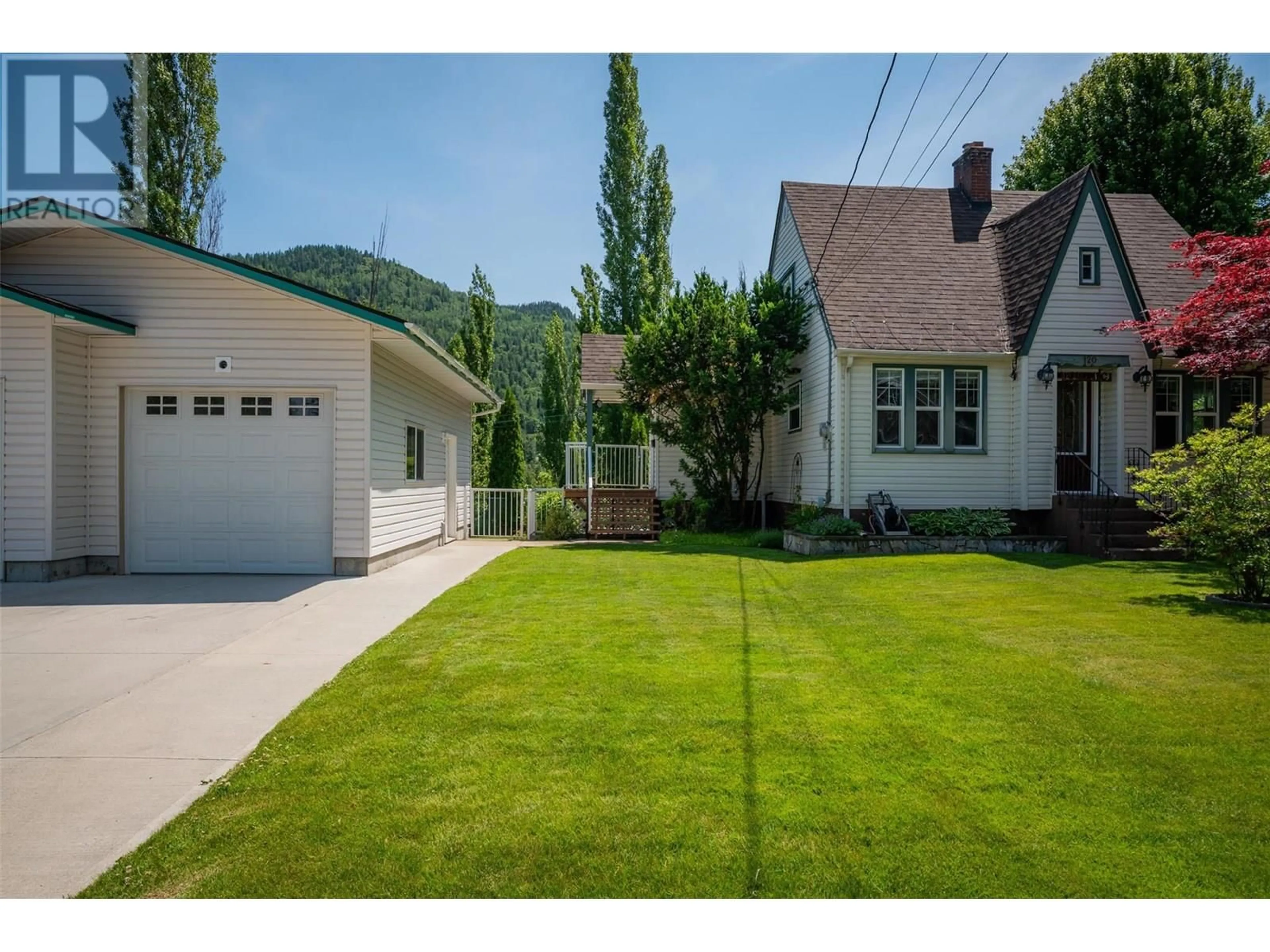 A pic from outside/outdoor area/front of a property/back of a property/a pic from drone, street for 120 OXFORD ROAD, Warfield British Columbia V1R2J3