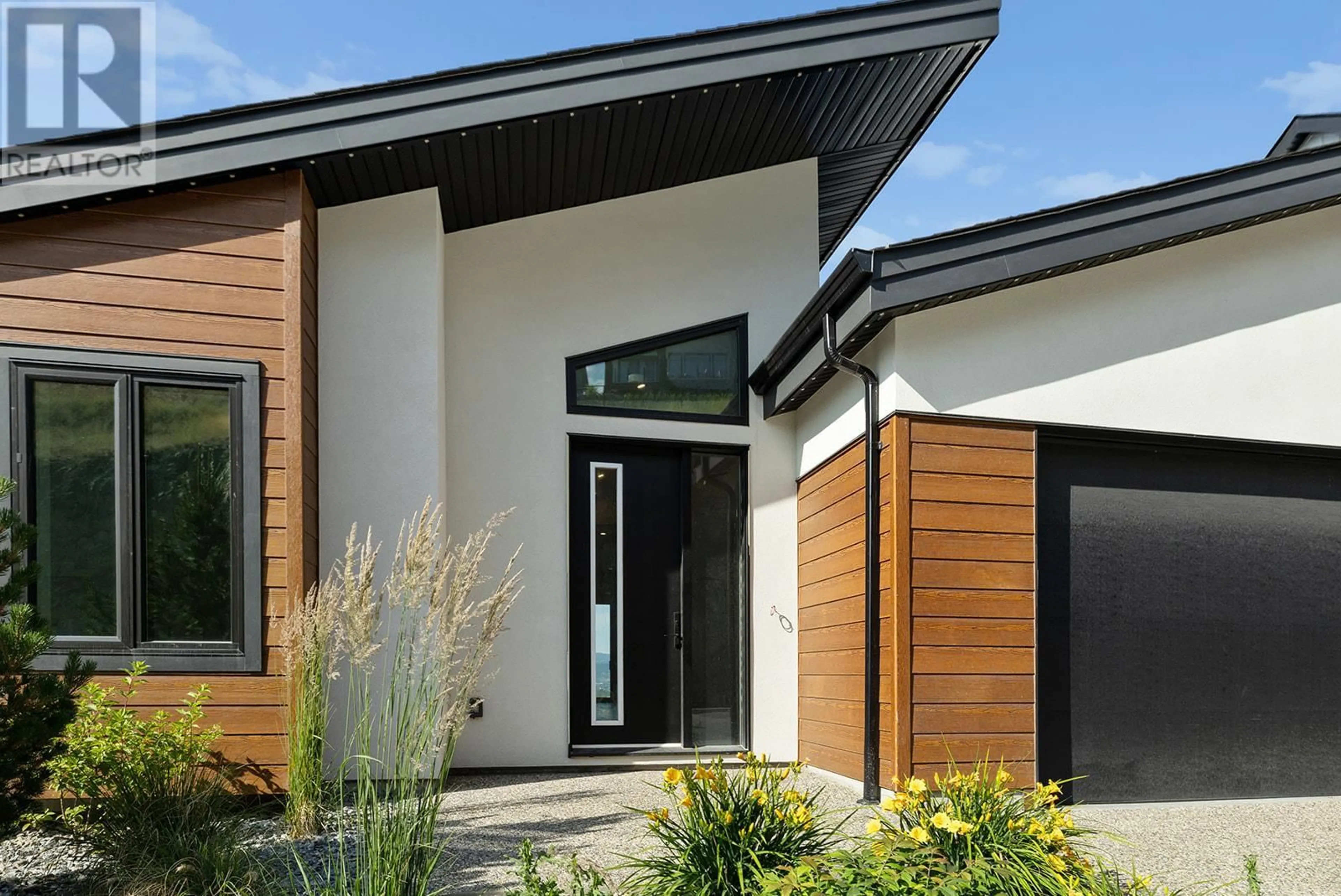 Home with vinyl exterior material, street for 1018 EMSLIE STREET, Kelowna British Columbia V1W5J1