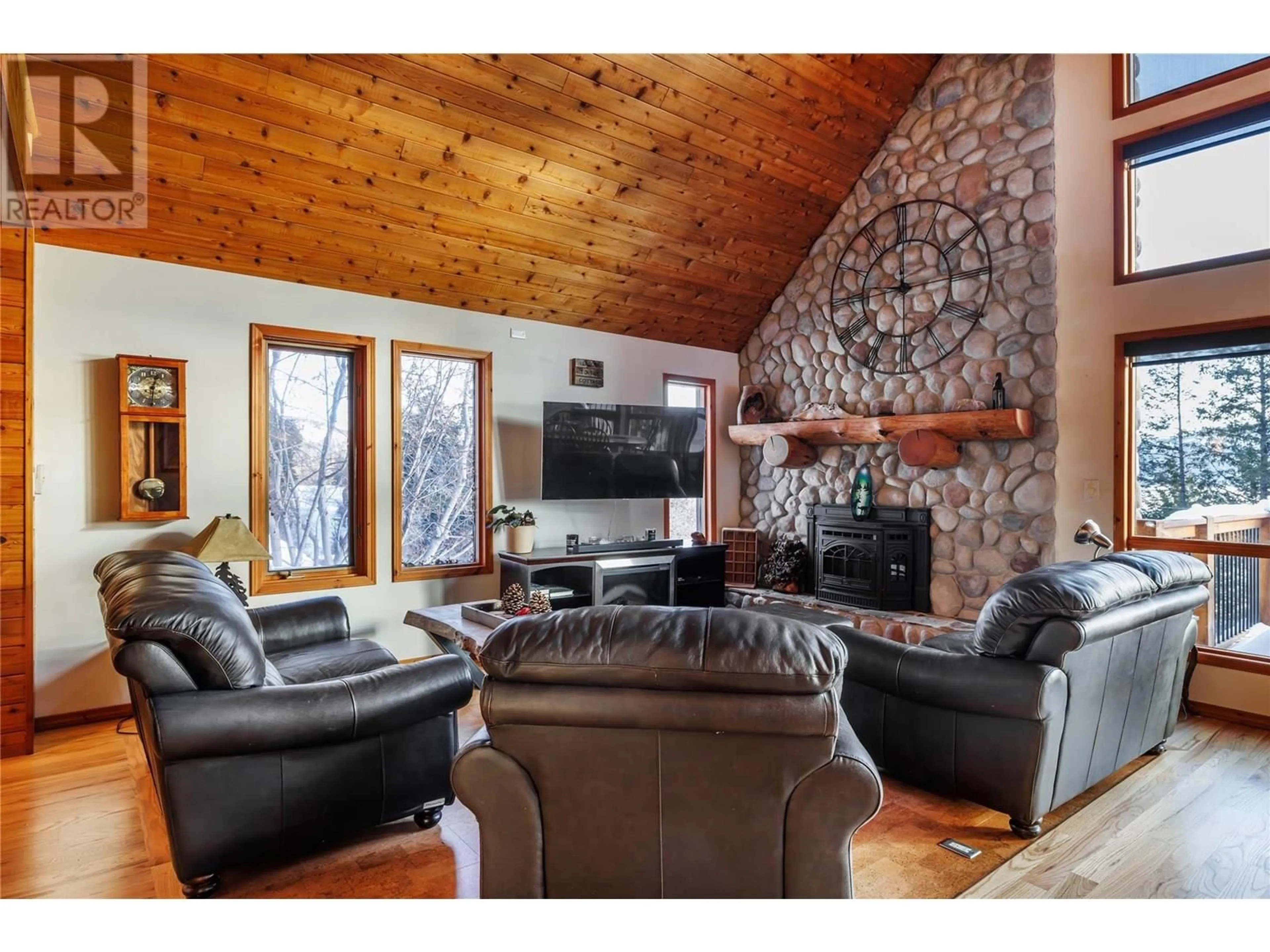 Living room with furniture, wood/laminate floor for 9434 HODGES ROAD, Vernon British Columbia V1H2C4