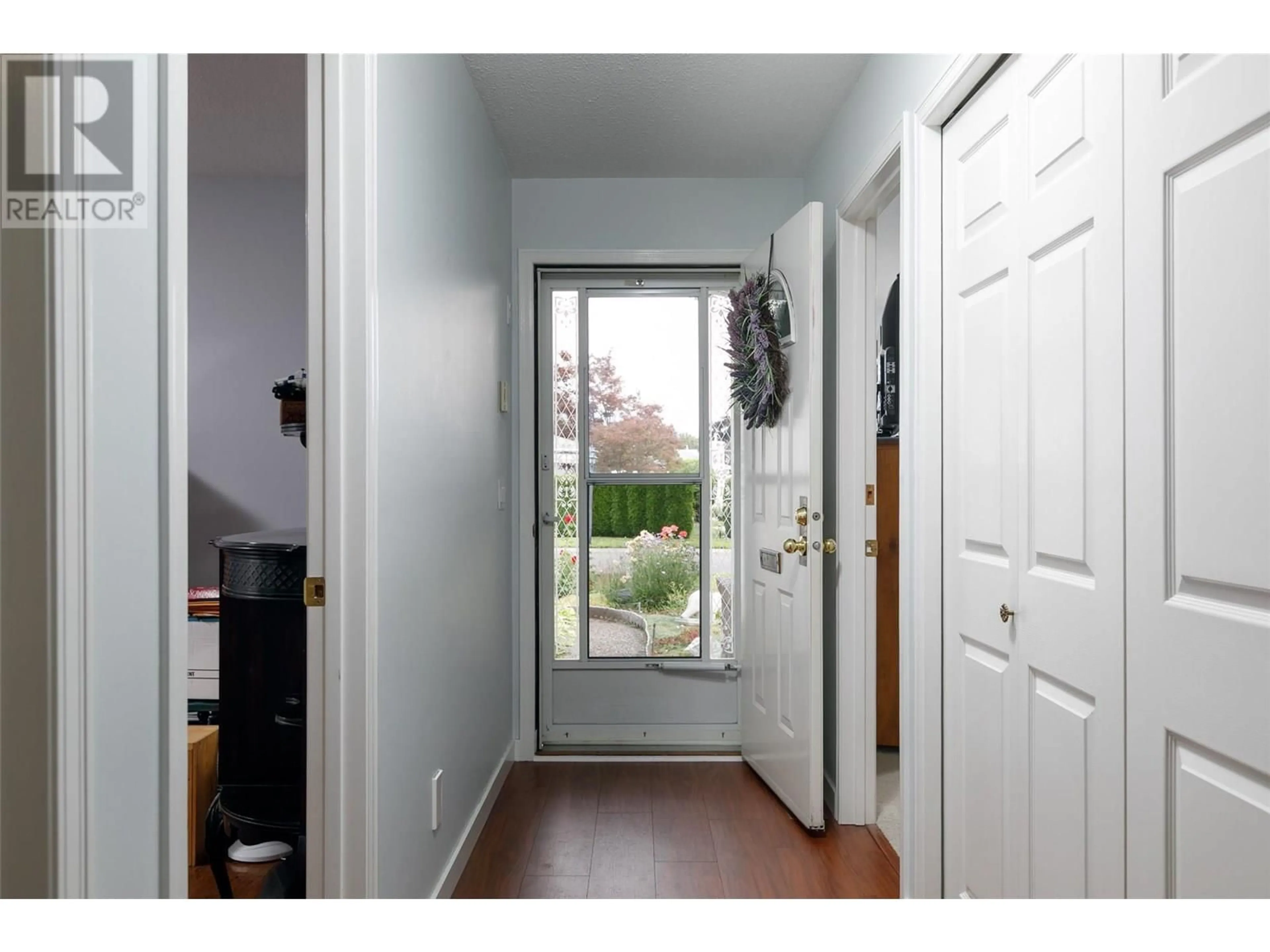 Indoor entryway for 60 - 1101 CAMERON AVENUE, Kelowna British Columbia V1Y8W1