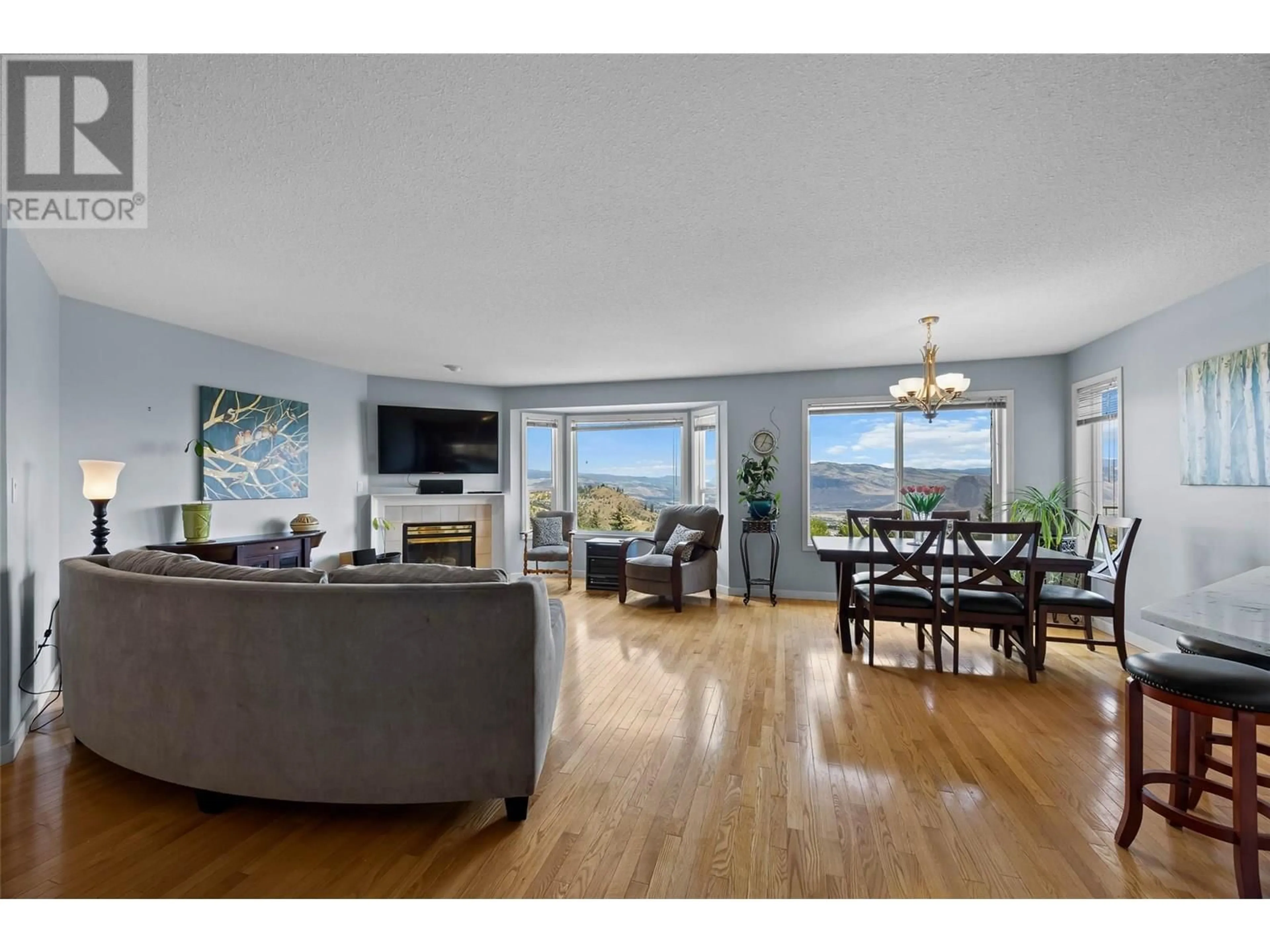 Living room with furniture, wood/laminate floor for 22 - 2022 PACIFIC WAY, Kamloops British Columbia V1S1T1