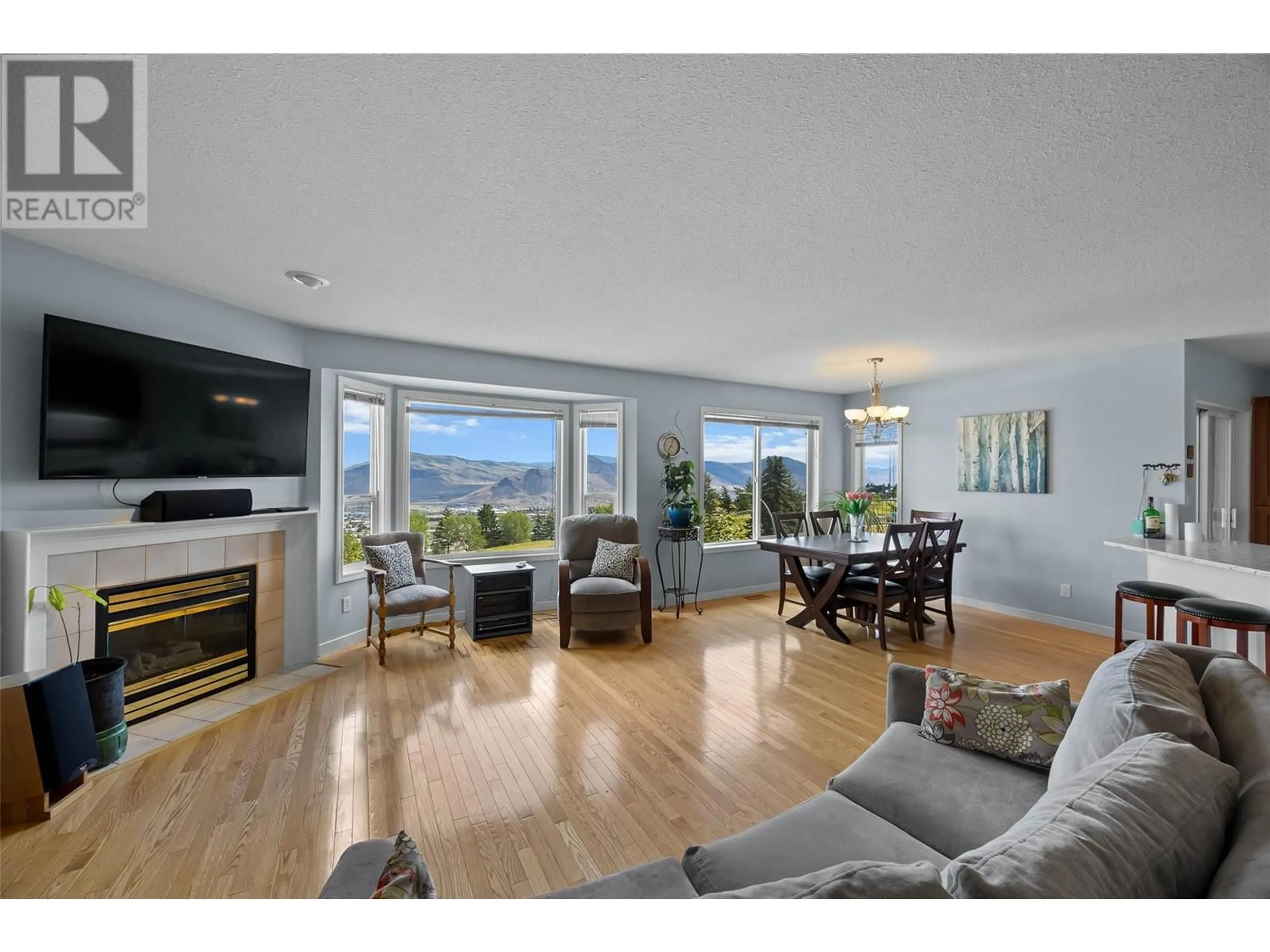 Living room with furniture, wood/laminate floor for 22 - 2022 PACIFIC WAY, Kamloops British Columbia V1S1T1