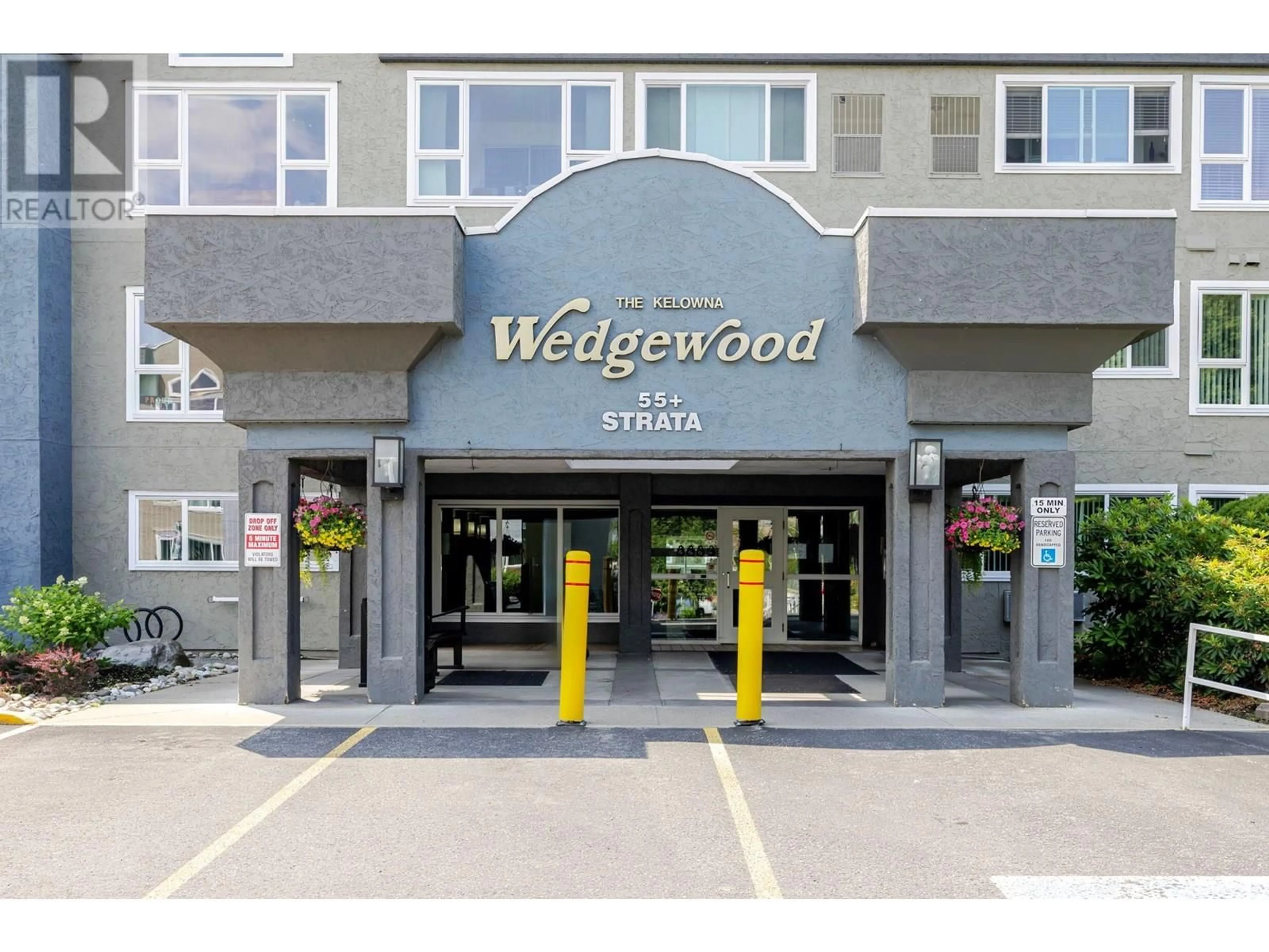 Indoor foyer for 130 - 1045 SUTHERLAND AVENUE, Kelowna British Columbia V1Y5Y1
