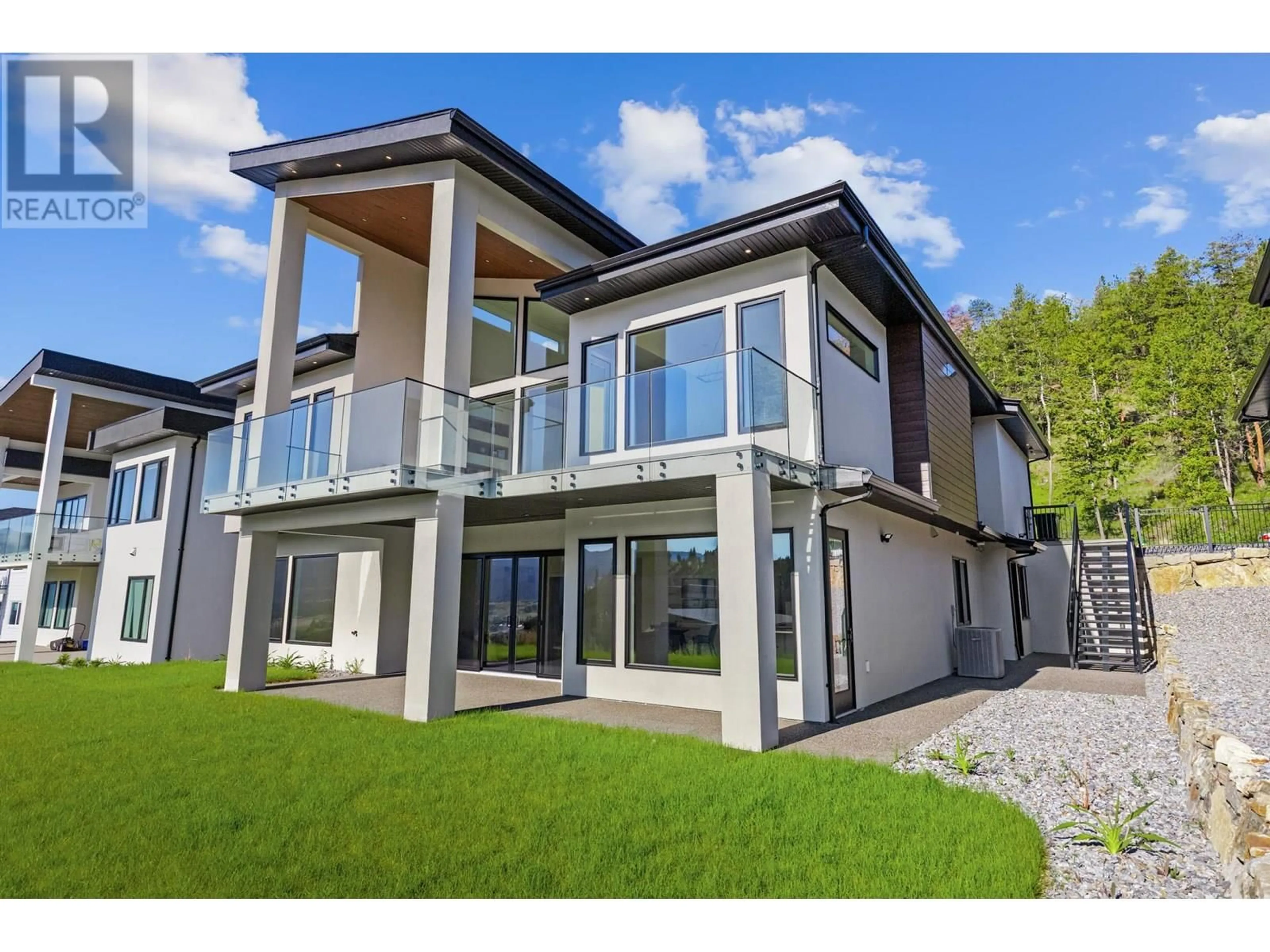 Home with vinyl exterior material, building for 899 LOSETH DRIVE, Kelowna British Columbia V1P0A8