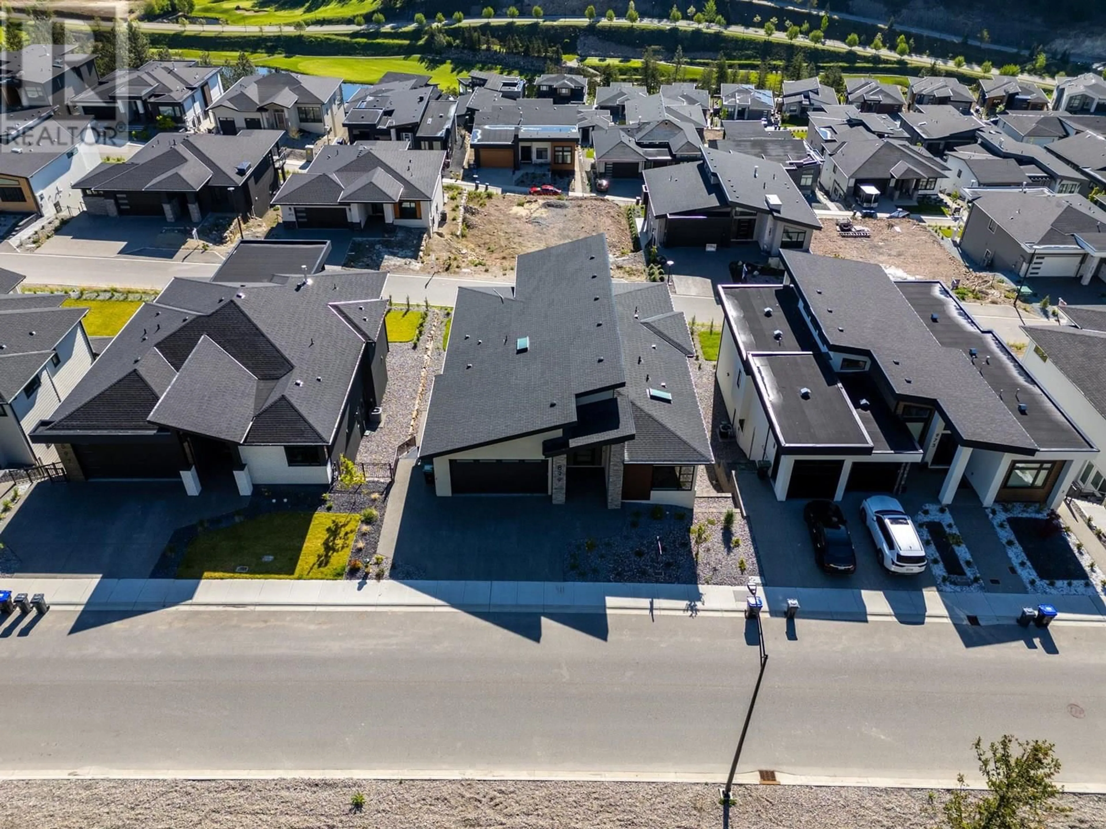 A pic from outside/outdoor area/front of a property/back of a property/a pic from drone, street for 899 LOSETH DRIVE, Kelowna British Columbia V1P0A8