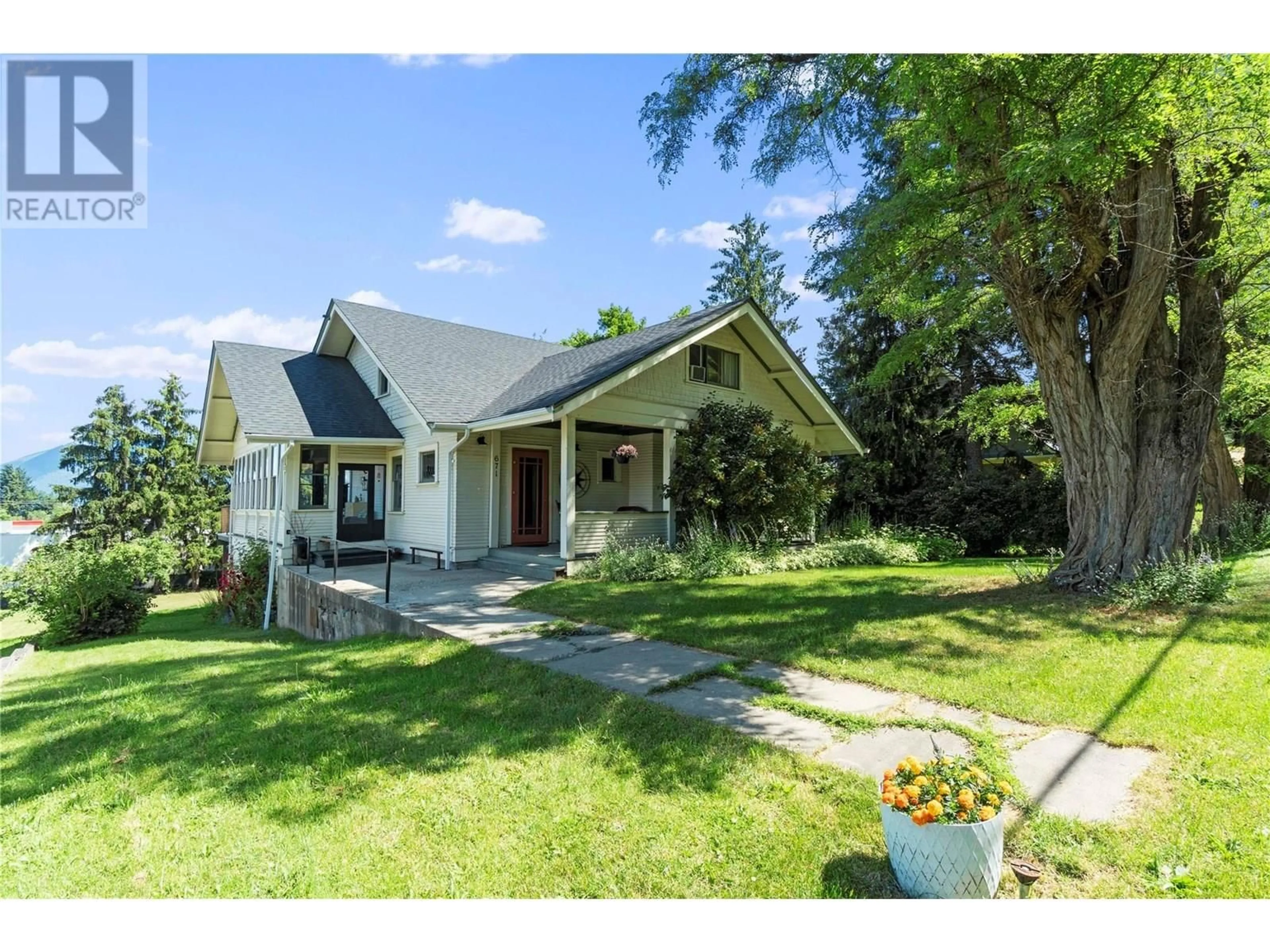 A pic from outside/outdoor area/front of a property/back of a property/a pic from drone, street for 671 2 AVENUE NORTHEAST, Salmon Arm British Columbia V1E1H2