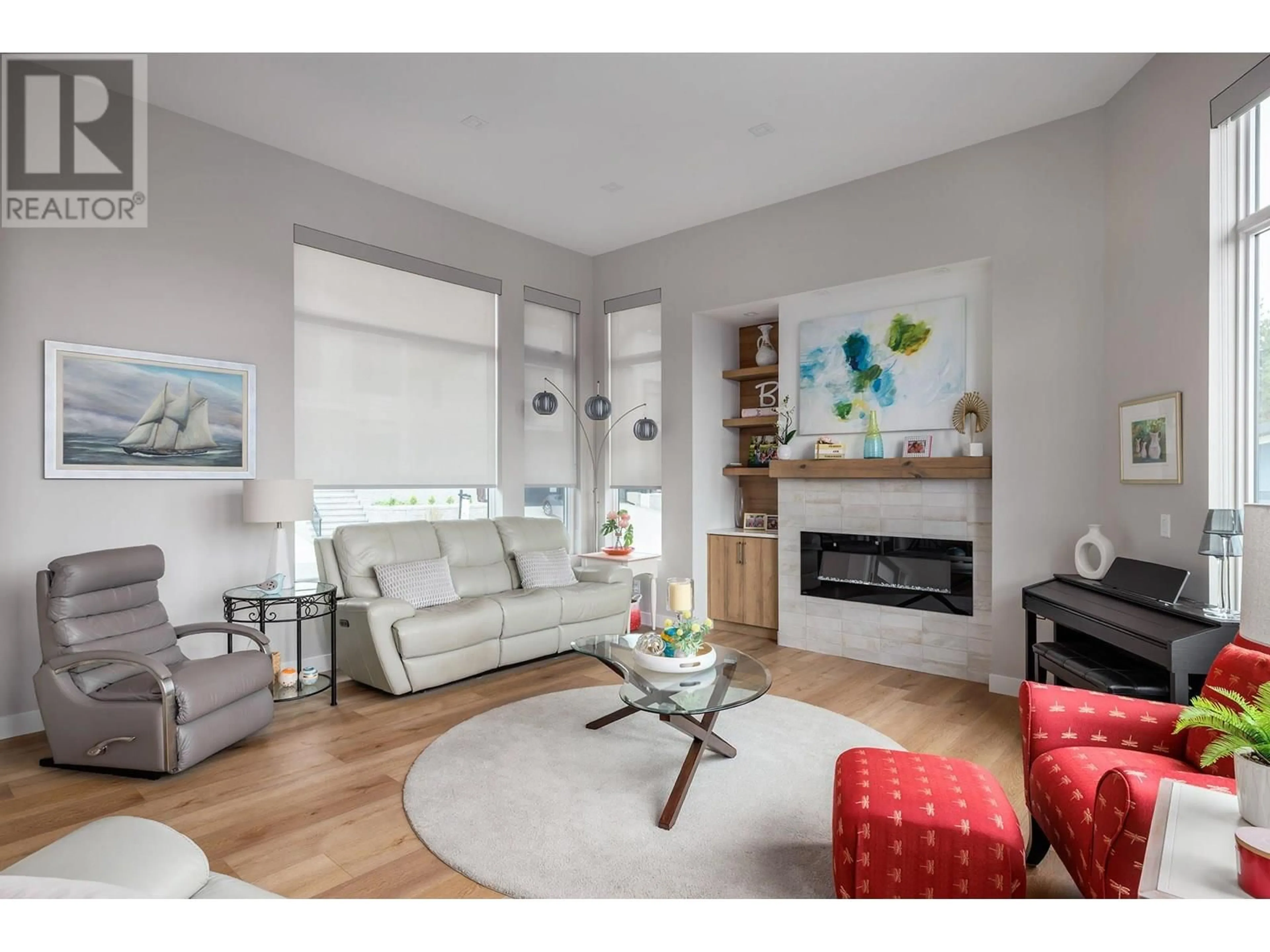 Living room with furniture, wood/laminate floor for 26 - 830 WESTVIEW WAY, West Kelowna British Columbia V1Z3Z3