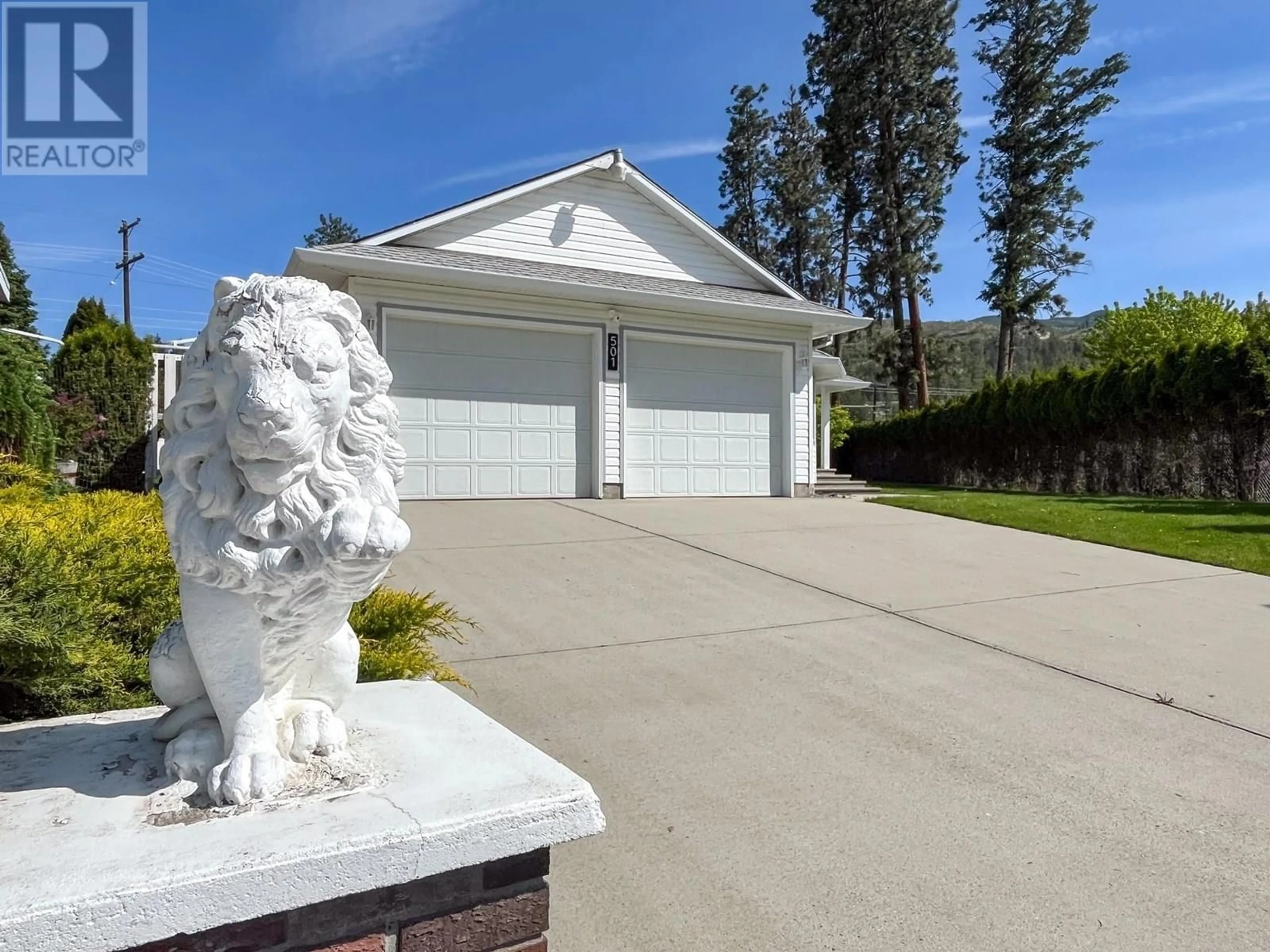 Home with vinyl exterior material, street for 501 STANLEY CRESCENT, Kelowna British Columbia V1W4L8