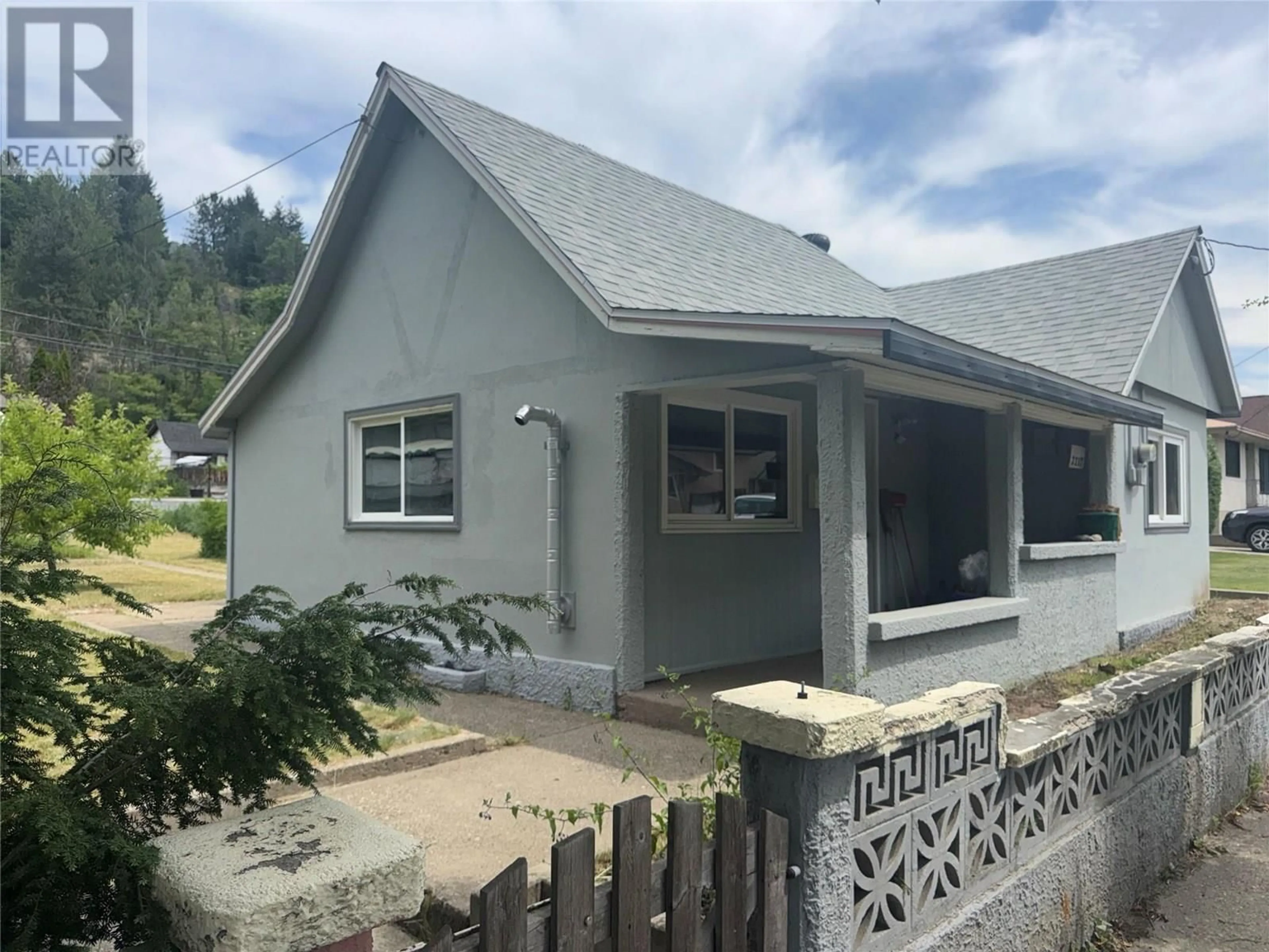 Home with vinyl exterior material, building for 2217 SEVENTH AVENUE, Trail British Columbia V1R3C9