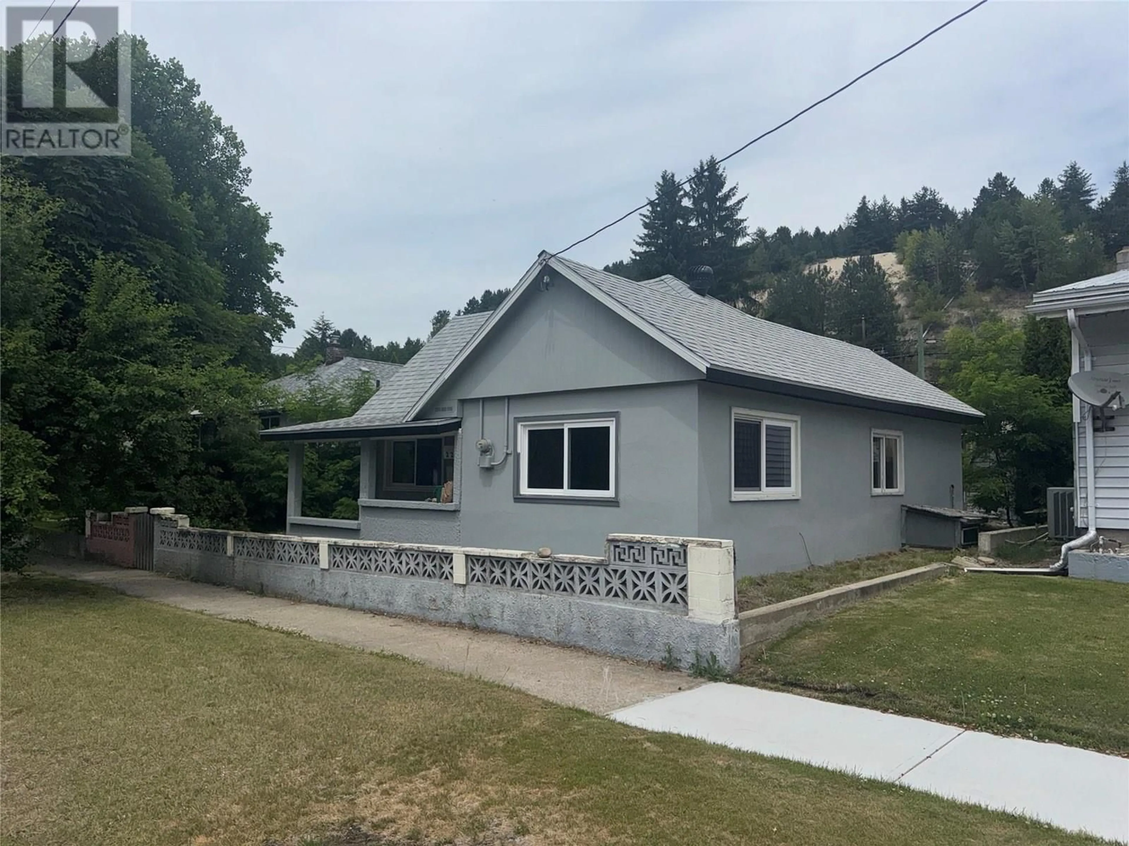 Home with vinyl exterior material, unknown for 2217 SEVENTH AVENUE, Trail British Columbia V1R3C9