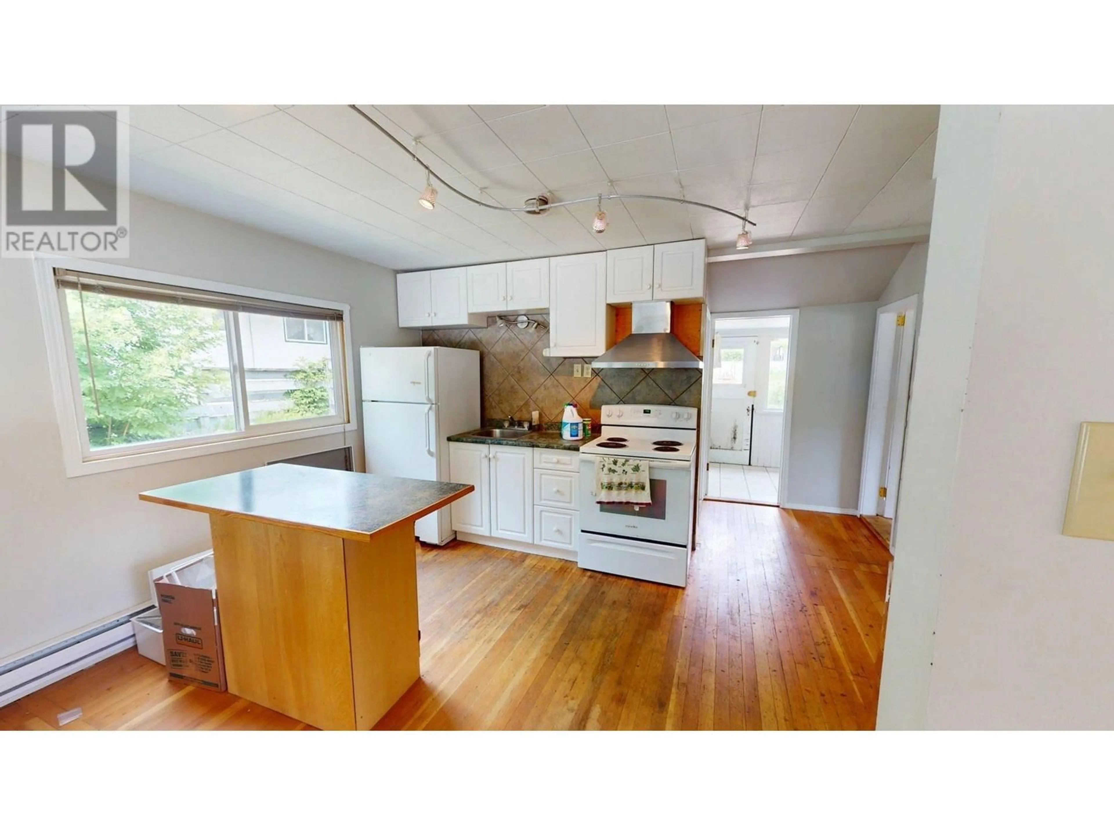 Standard kitchen, wood/laminate floor for 2217 SEVENTH AVENUE, Trail British Columbia V1R3C9