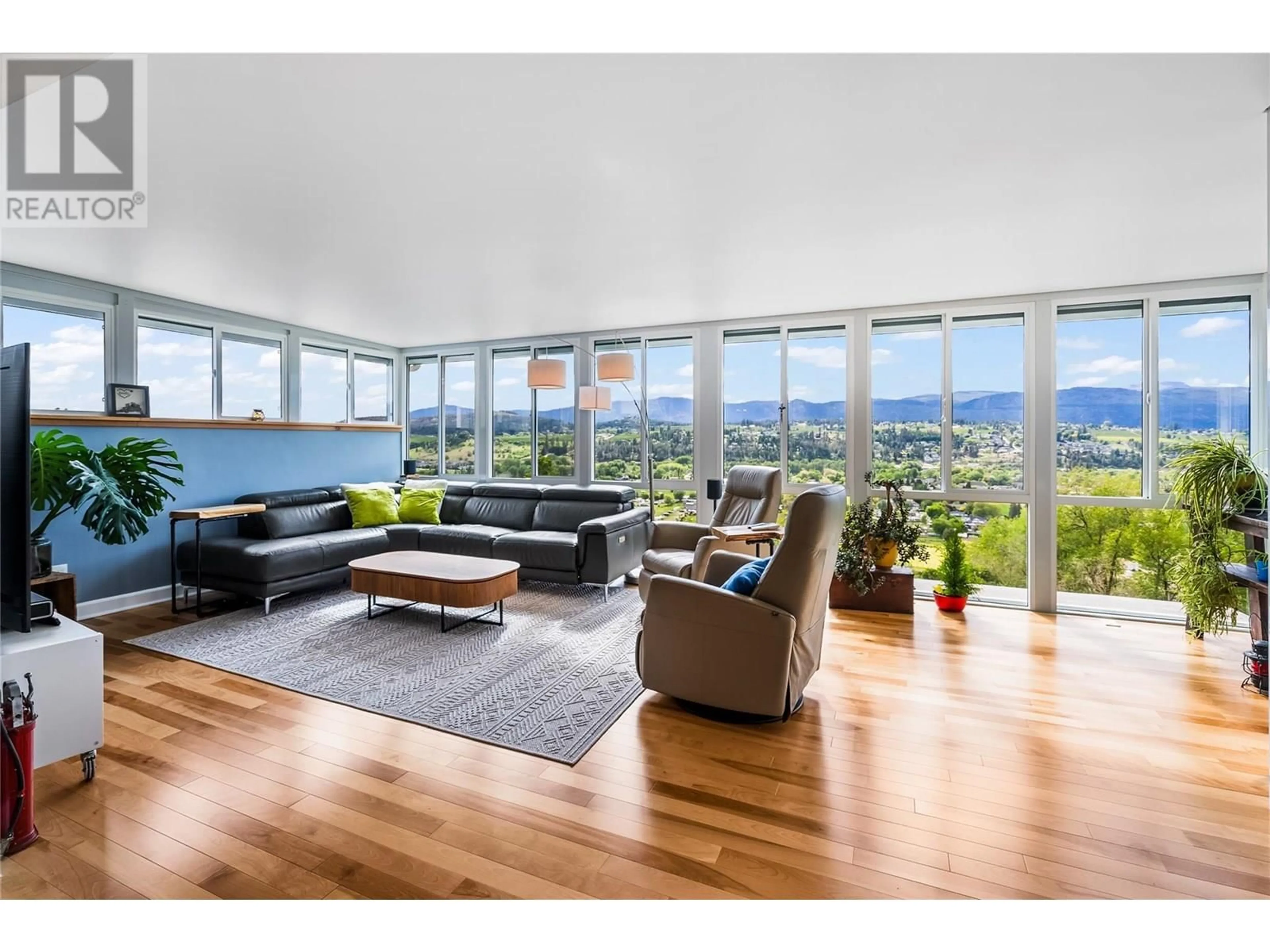 Living room with furniture, wood/laminate floor for 11290 DARLENE ROAD, Lake Country British Columbia V4V1Y4