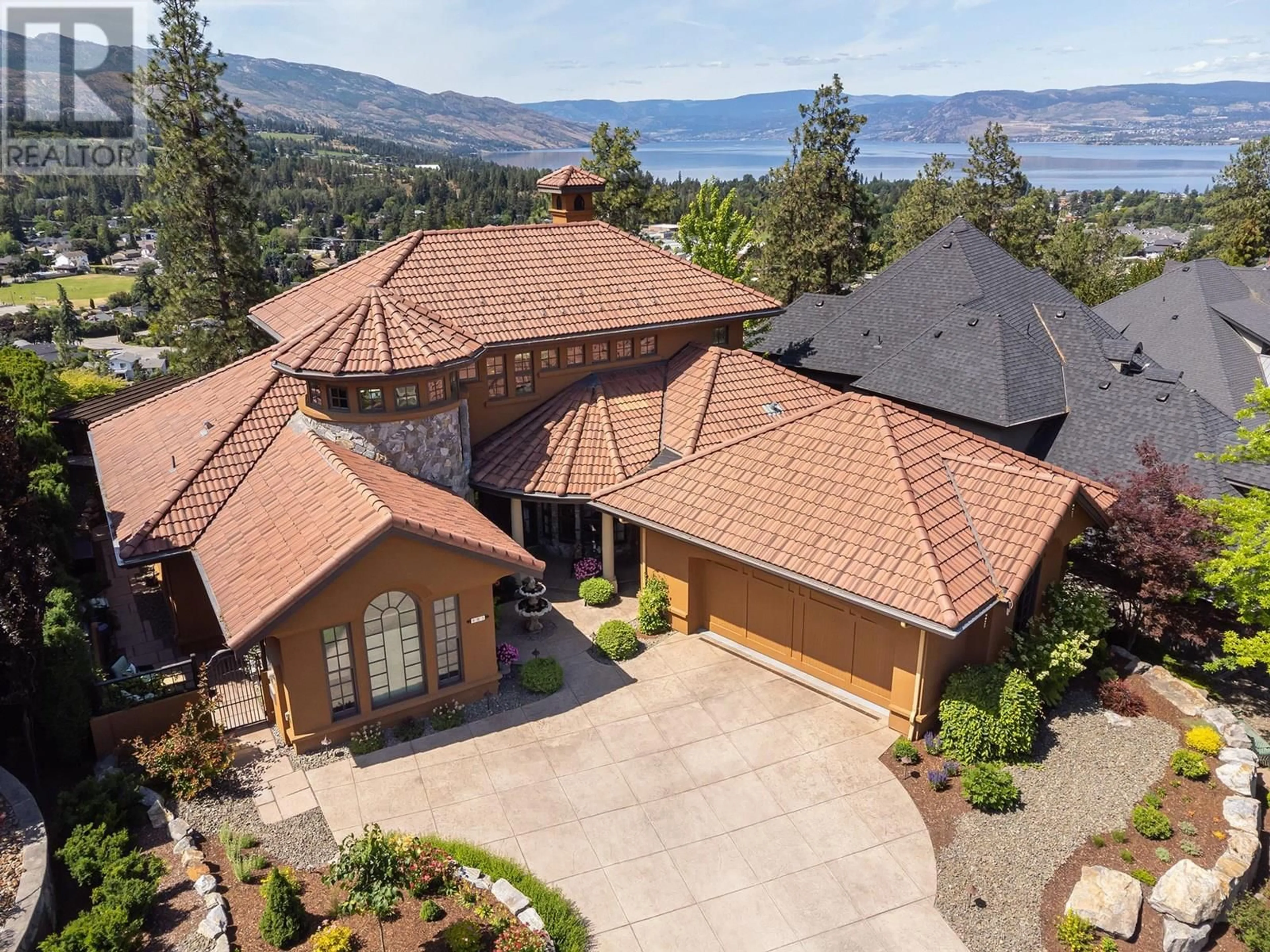 A pic from outside/outdoor area/front of a property/back of a property/a pic from drone, water/lake/river/ocean view for 983 WESTPOINT DRIVE, Kelowna British Columbia V1W4Z9