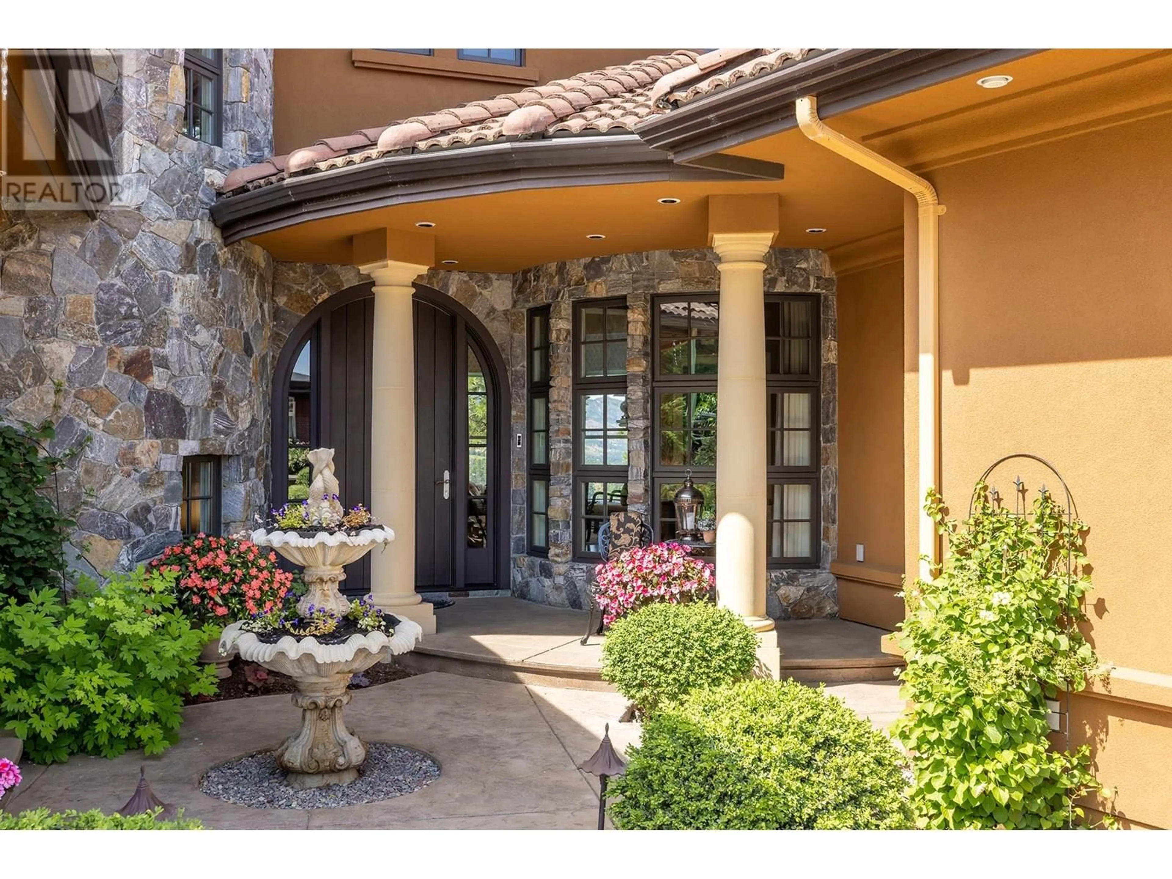 Indoor entryway for 983 WESTPOINT DRIVE, Kelowna British Columbia V1W4Z9
