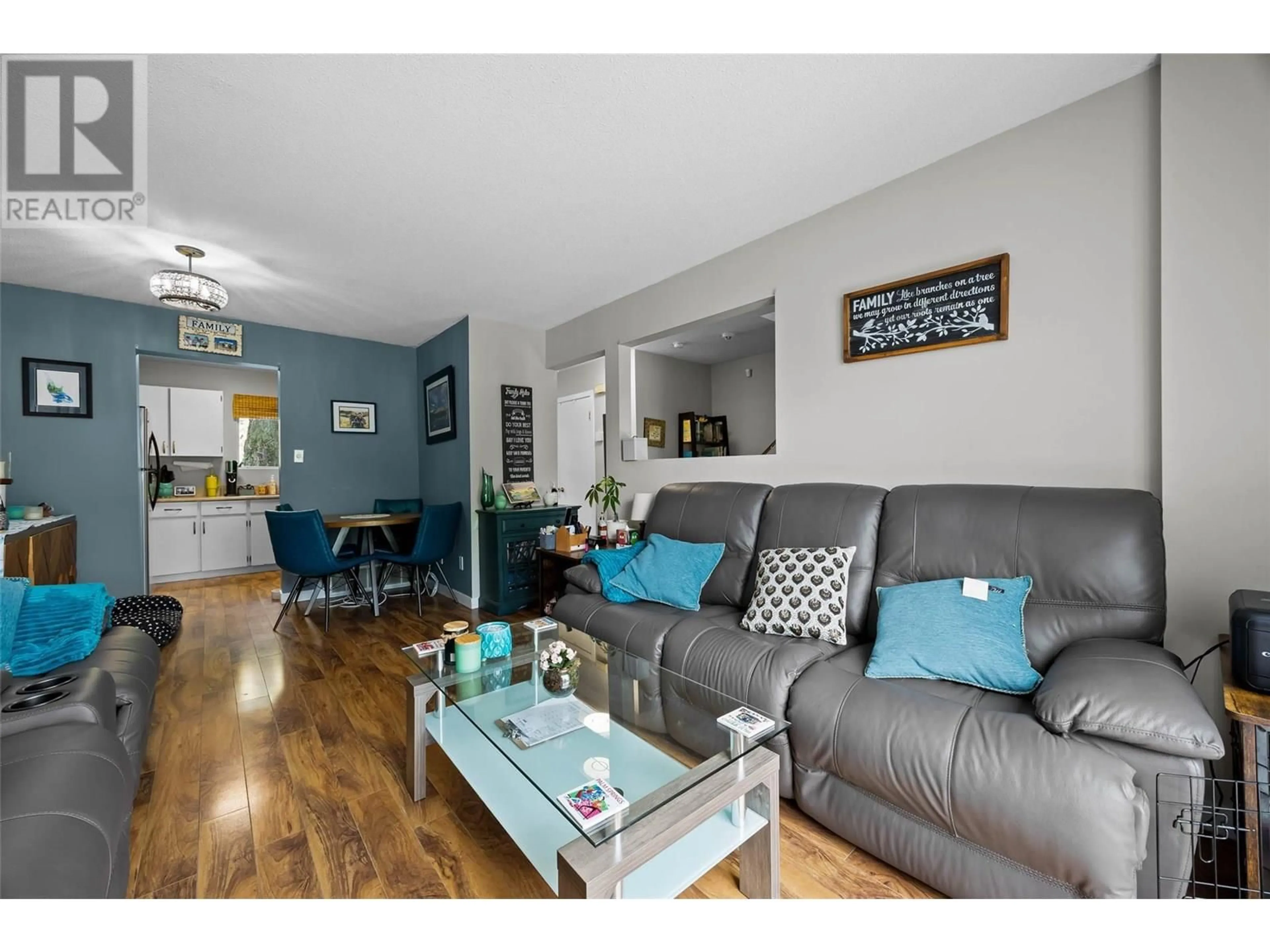 Living room with furniture, wood/laminate floor for 44 - 1469 SPRINGHILL DRIVE, Kamloops British Columbia V2E1H5
